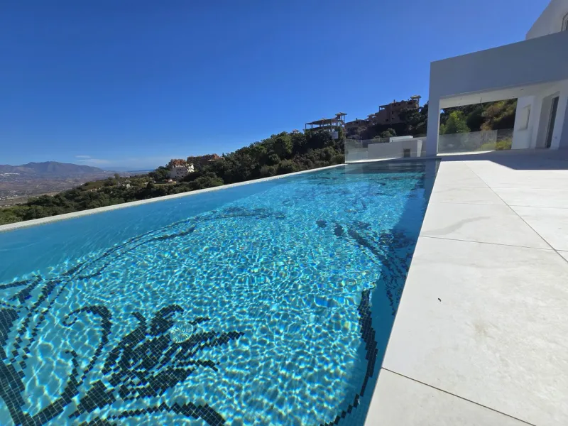 Brand-New Contemporary Villa with Stunning Panoramic Views in La Mairena, Marbella East
