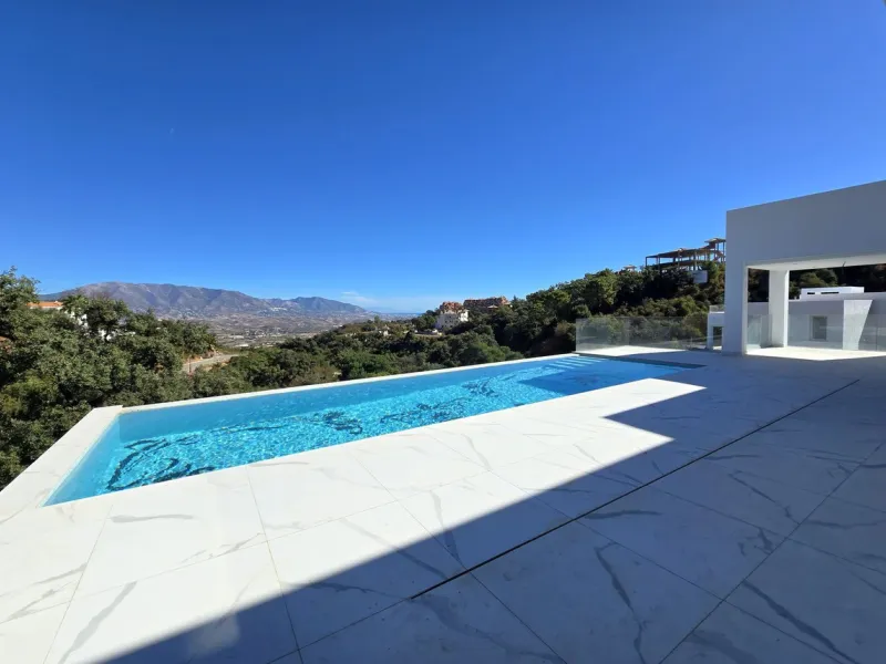 Brand-New Contemporary Villa with Stunning Panoramic Views in La Mairena, Marbella East