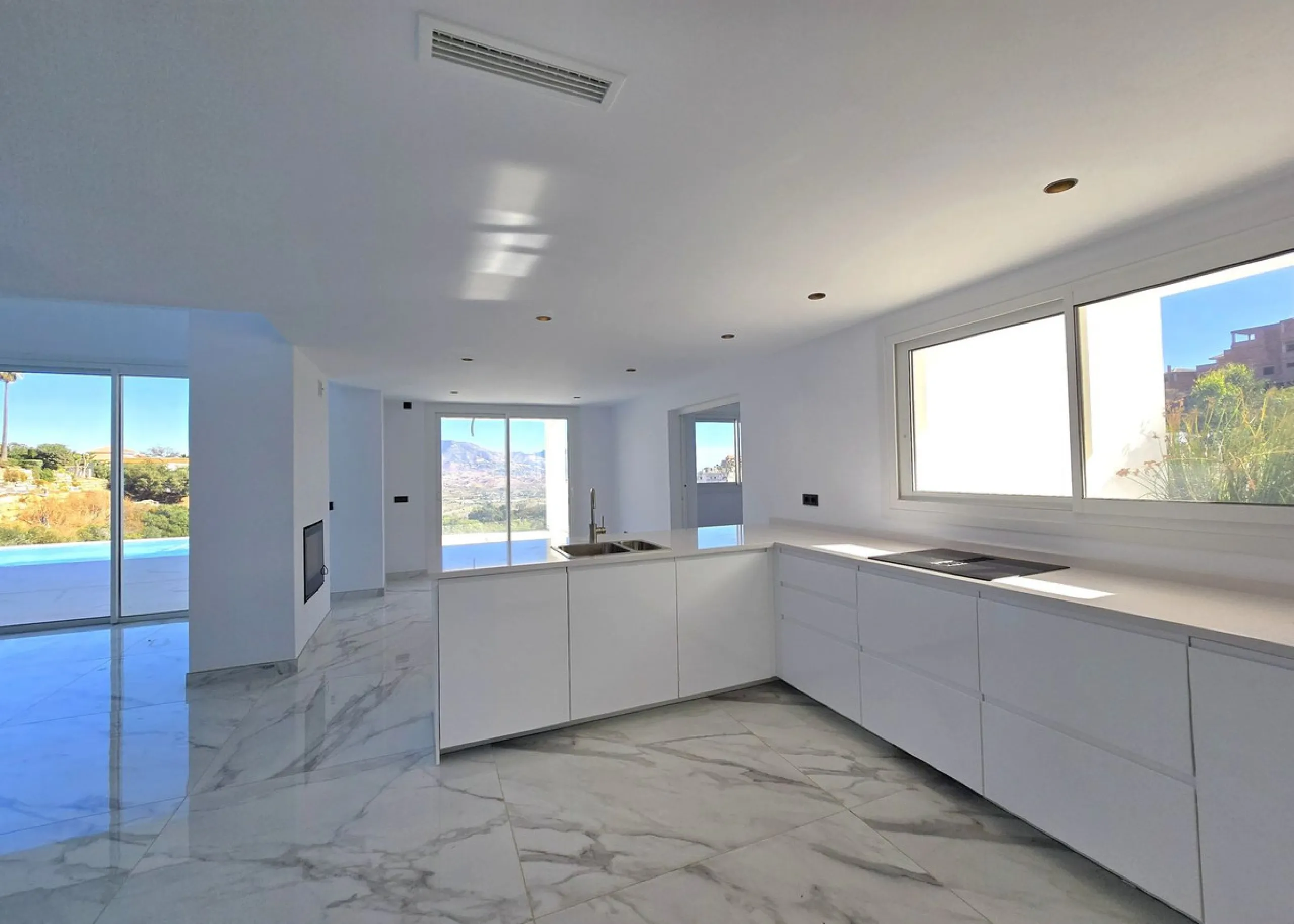 Brand-New Contemporary Villa with Stunning Panoramic Views in La Mairena, Marbella East