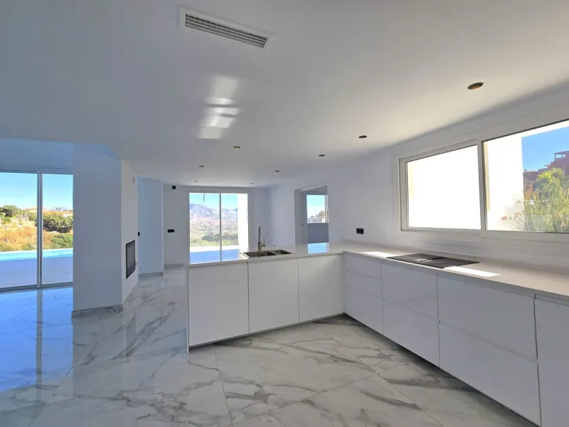 Brand-New Contemporary Villa with Stunning Panoramic Views in La Mairena, Marbella East