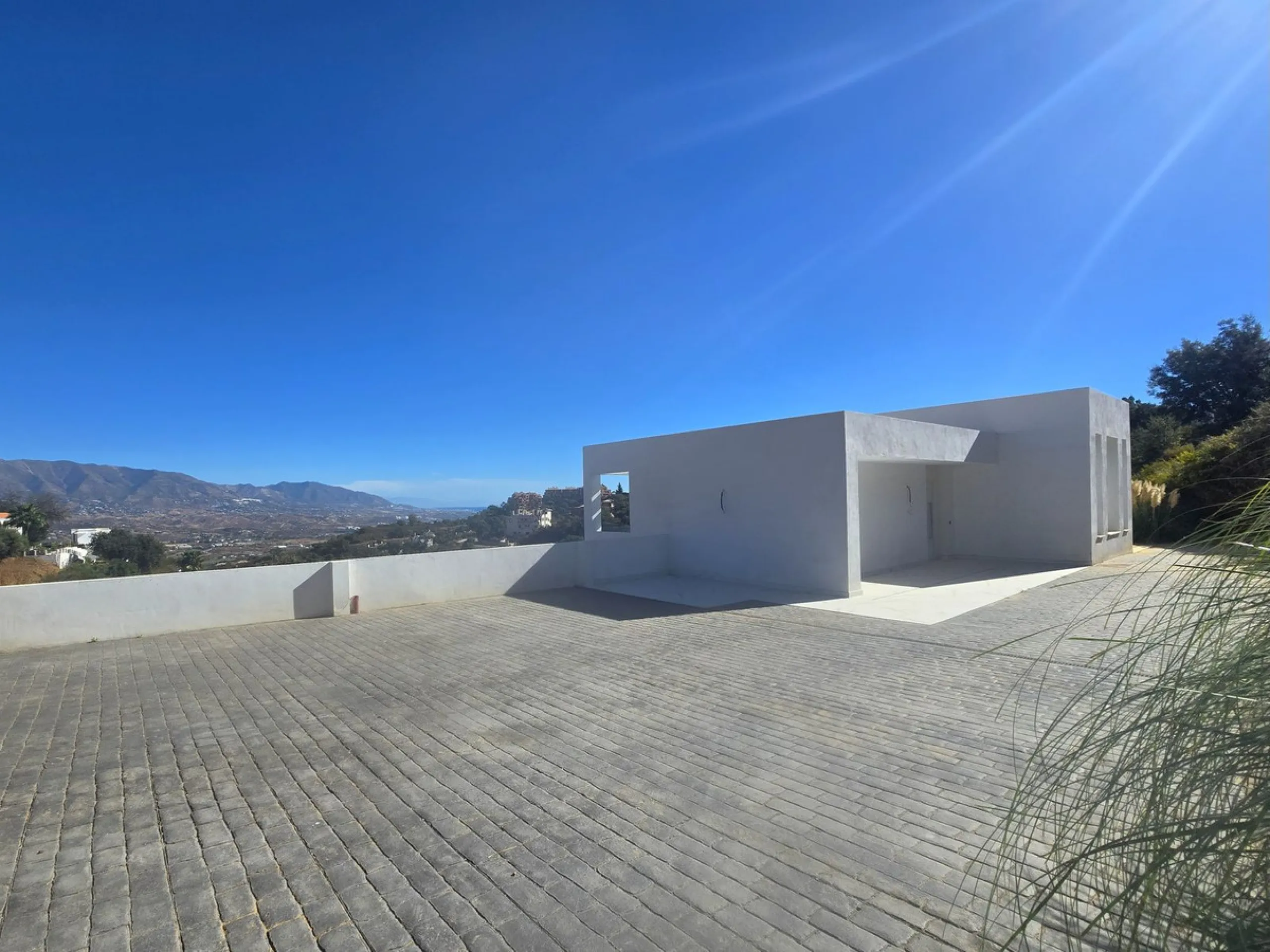 Brand-New Contemporary Villa with Stunning Panoramic Views in La Mairena, Marbella East