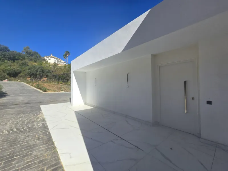 Brand-New Contemporary Villa with Stunning Panoramic Views in La Mairena, Marbella East