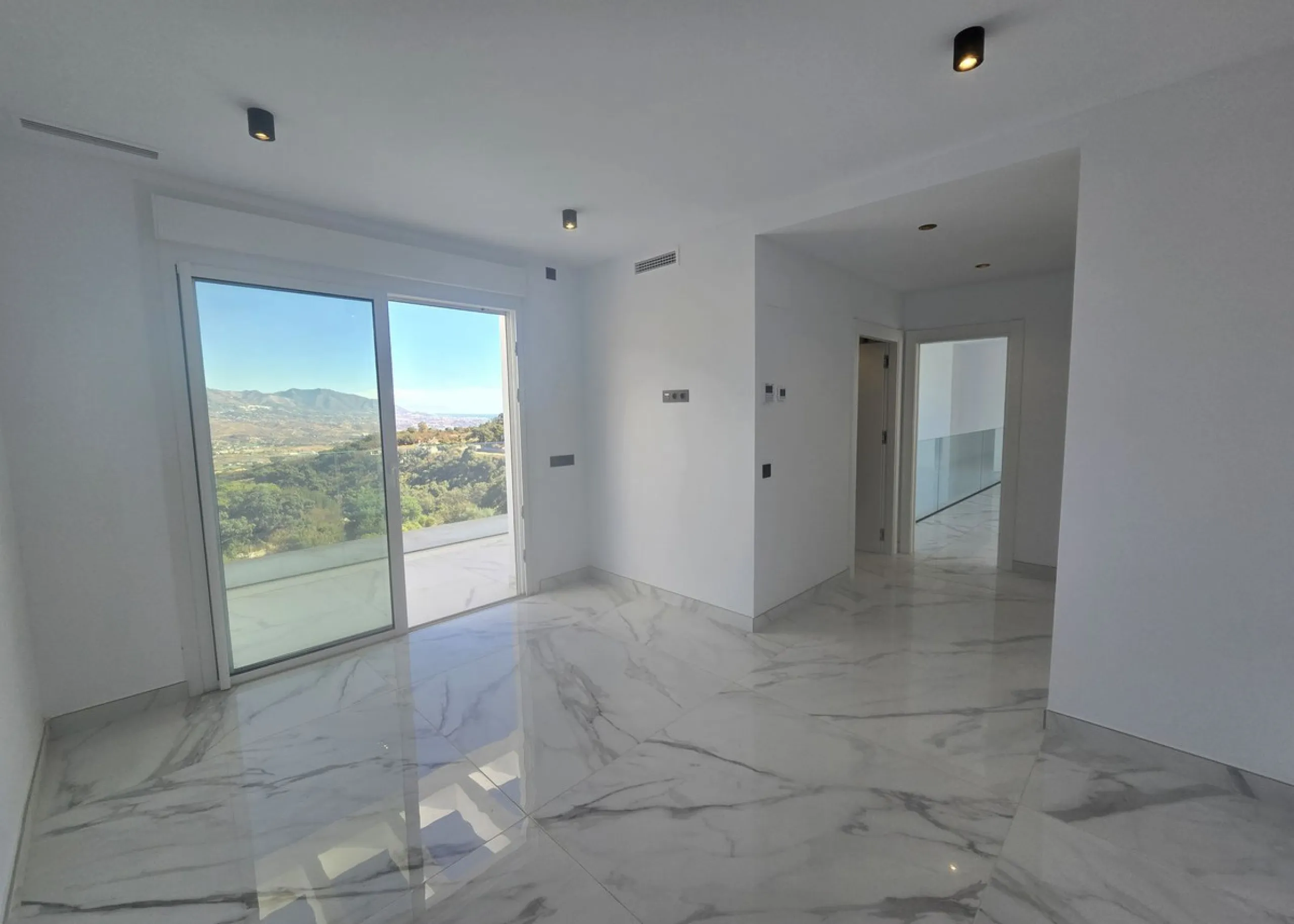 Brand-New Contemporary Villa with Stunning Panoramic Views in La Mairena, Marbella East