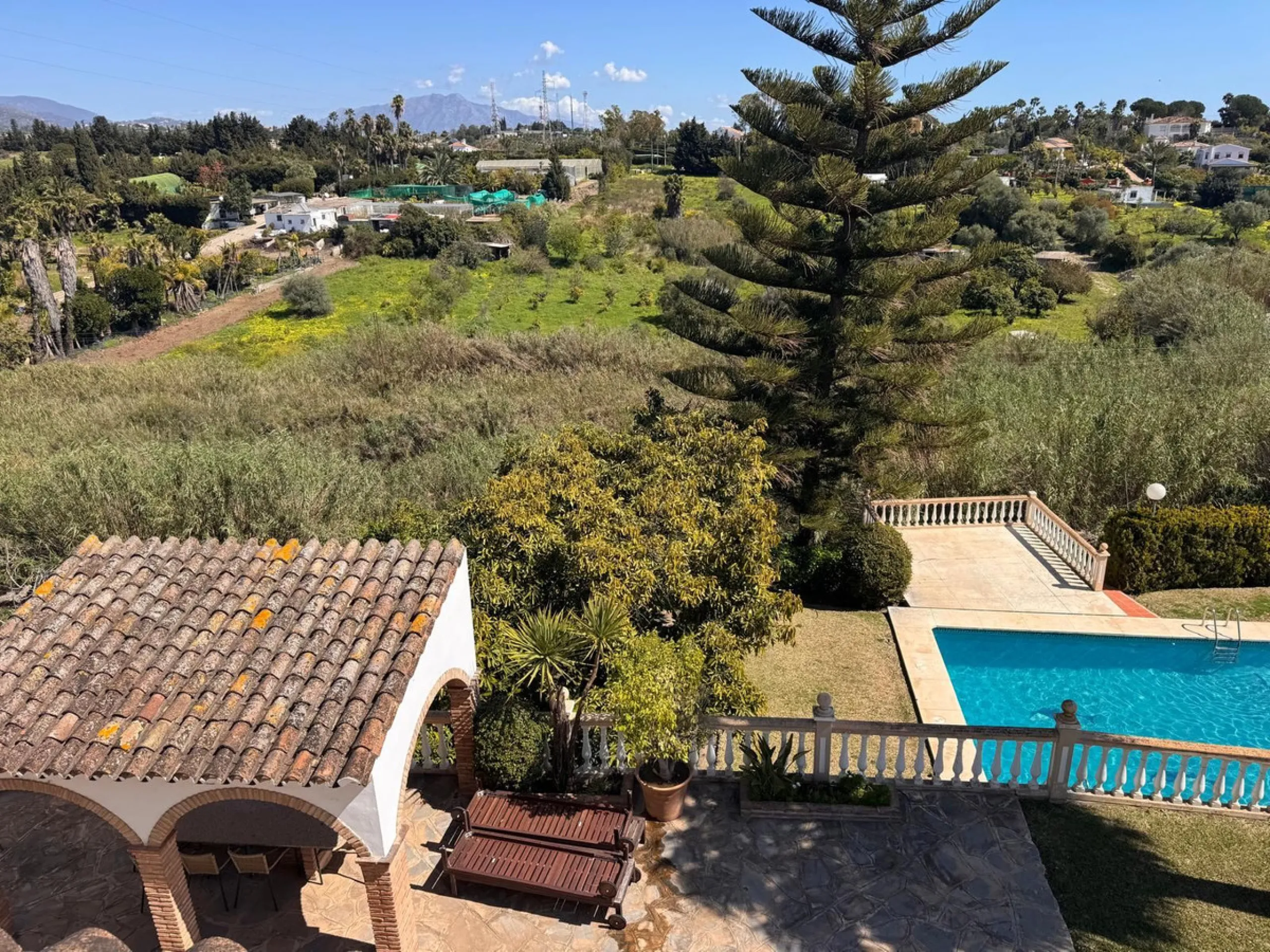 House - Detached Villa в продаже в Estepona, Málaga. В доме 4 спален и 2 ванных комнат. Площадь дома 243 м². Площадь участка 1940 м²