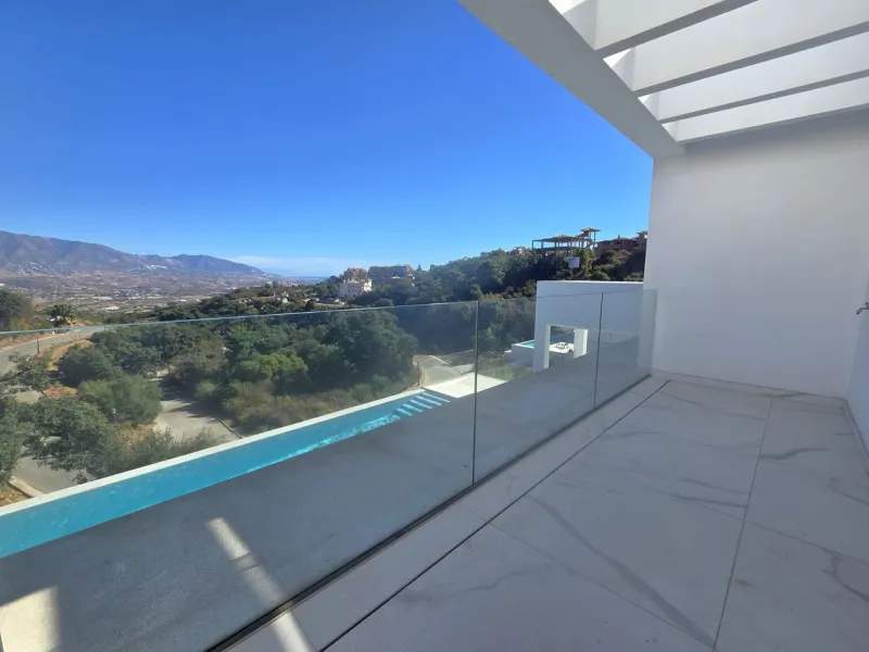Brand-New Contemporary Villa with Stunning Panoramic Views in La Mairena, Marbella East