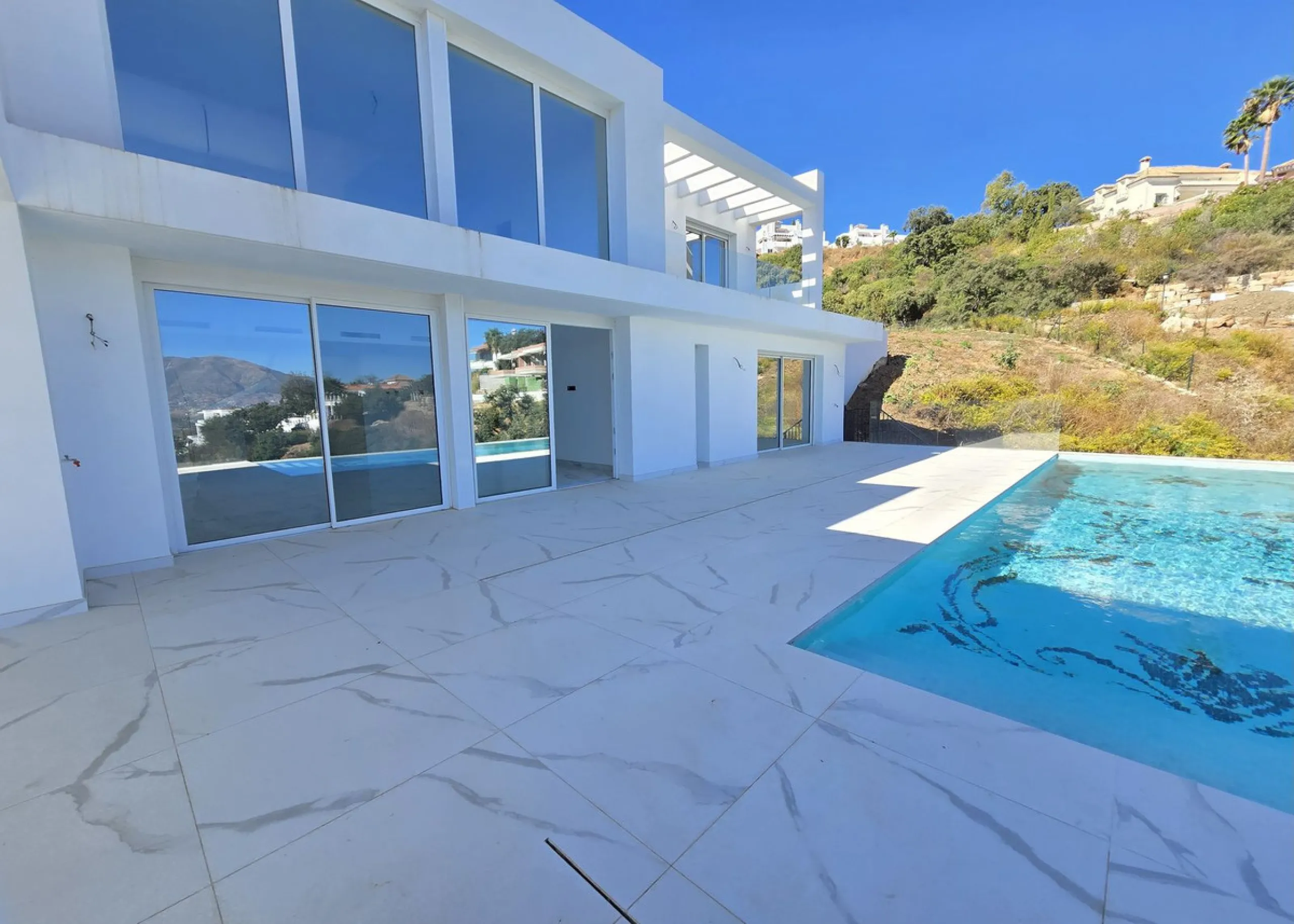 Brand-New Contemporary Villa with Stunning Panoramic Views in La Mairena, Marbella East