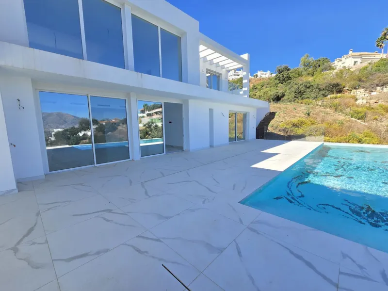 Brand-New Contemporary Villa with Stunning Panoramic Views in La Mairena, Marbella East