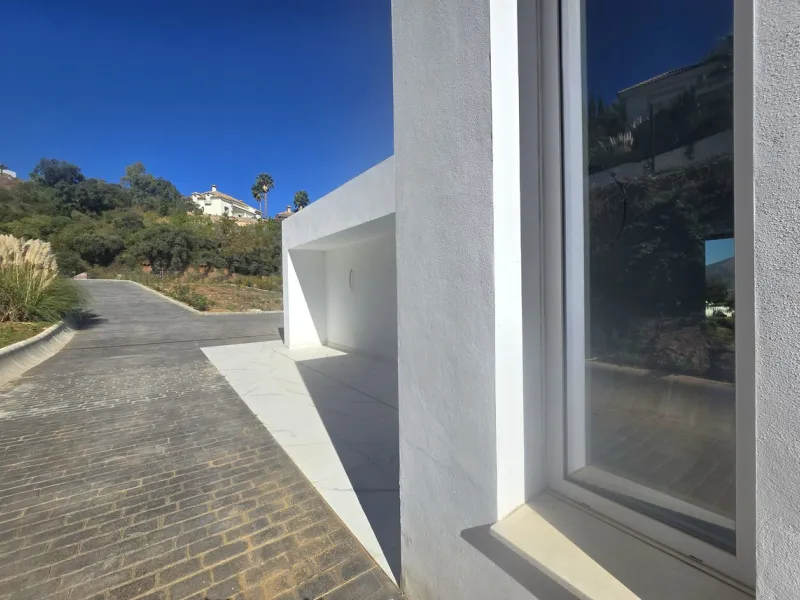 Brand-New Contemporary Villa with Stunning Panoramic Views in La Mairena, Marbella East