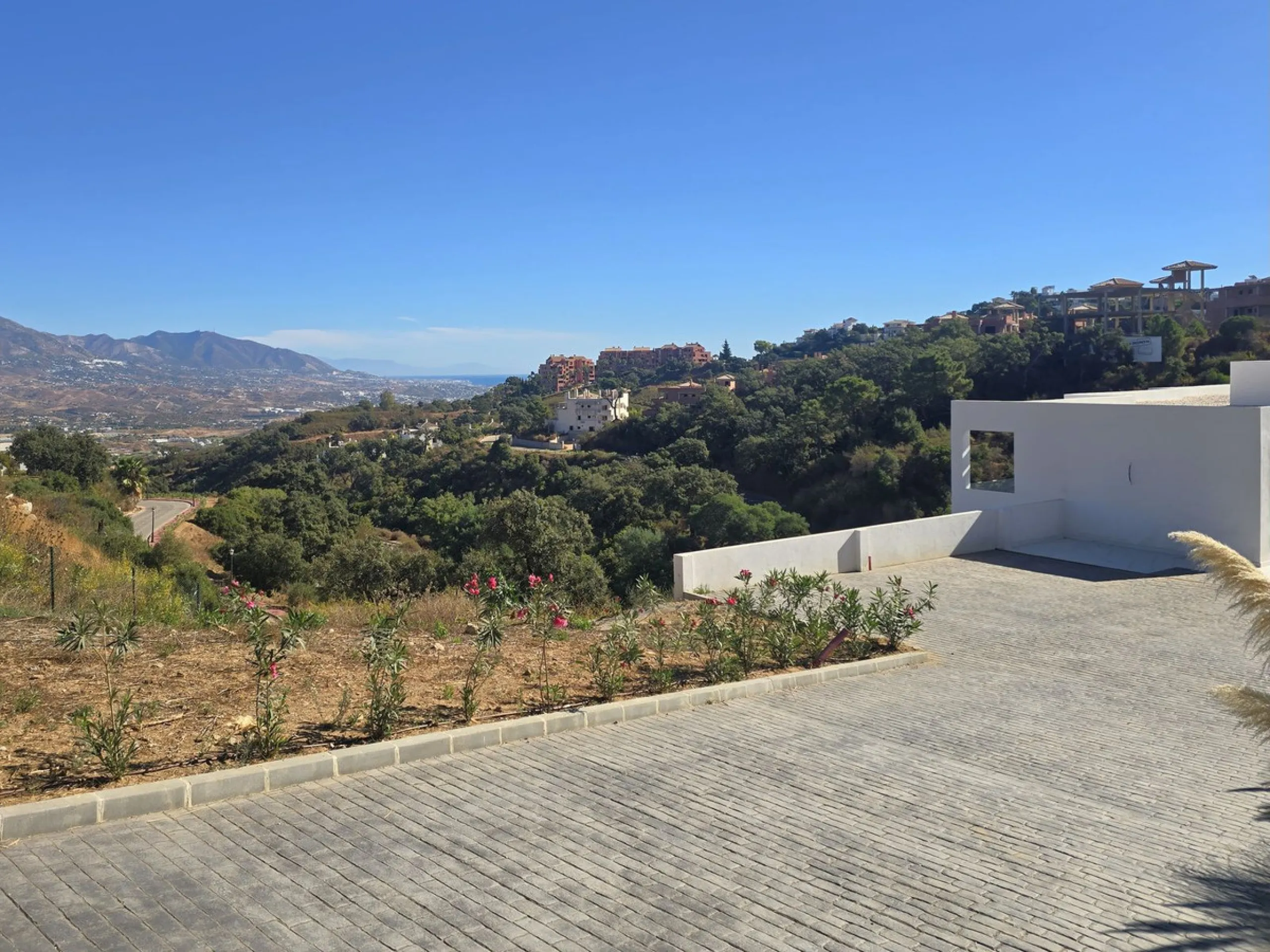 Brand-New Contemporary Villa with Stunning Panoramic Views in La Mairena, Marbella East