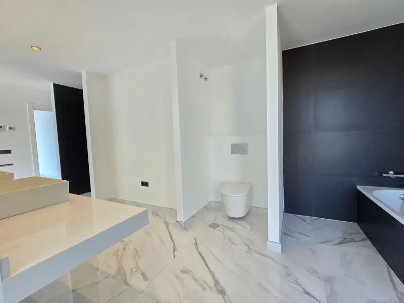 Brand-New Contemporary Villa with Stunning Panoramic Views in La Mairena, Marbella East