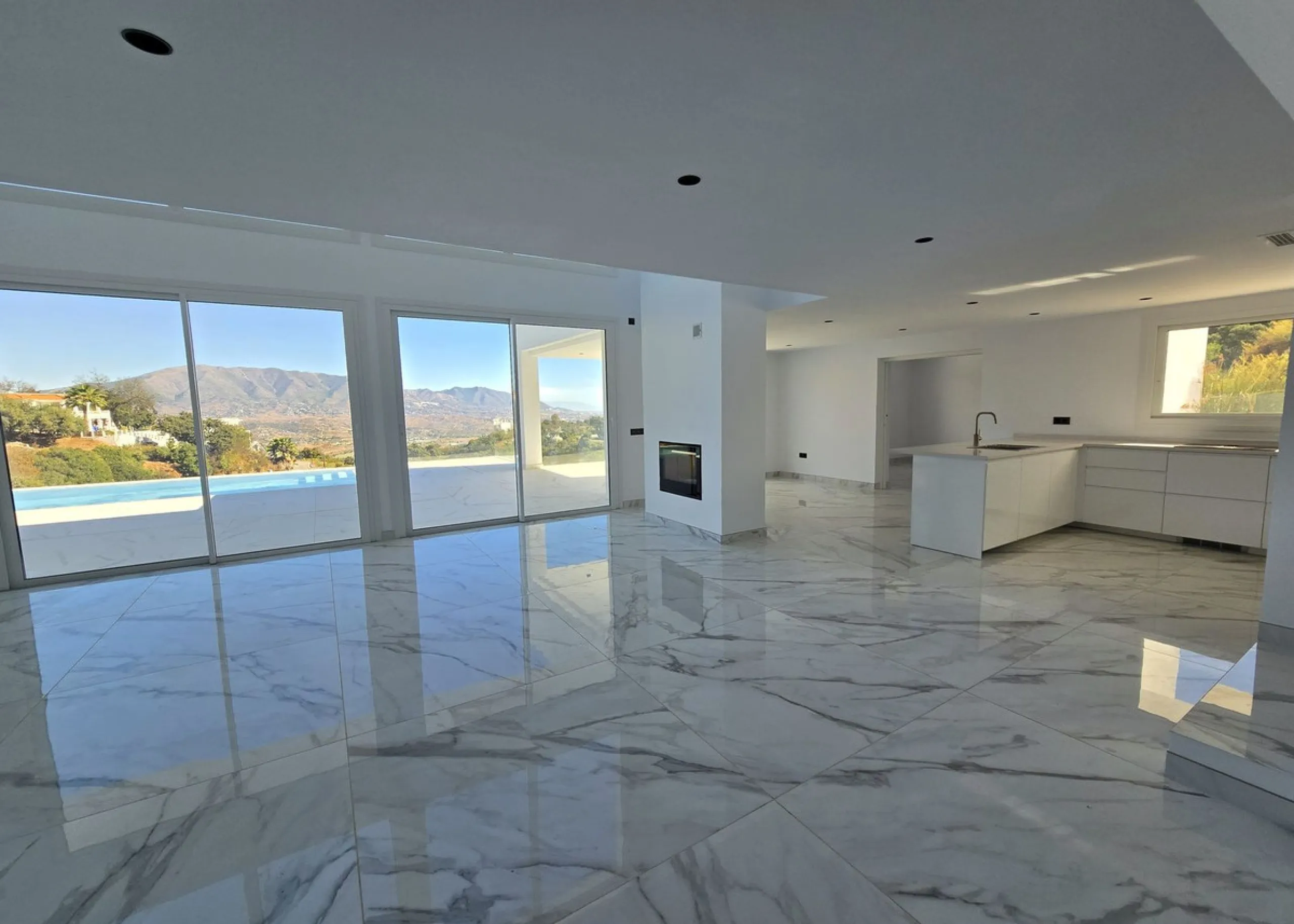 Brand-New Contemporary Villa with Stunning Panoramic Views in La Mairena, Marbella East