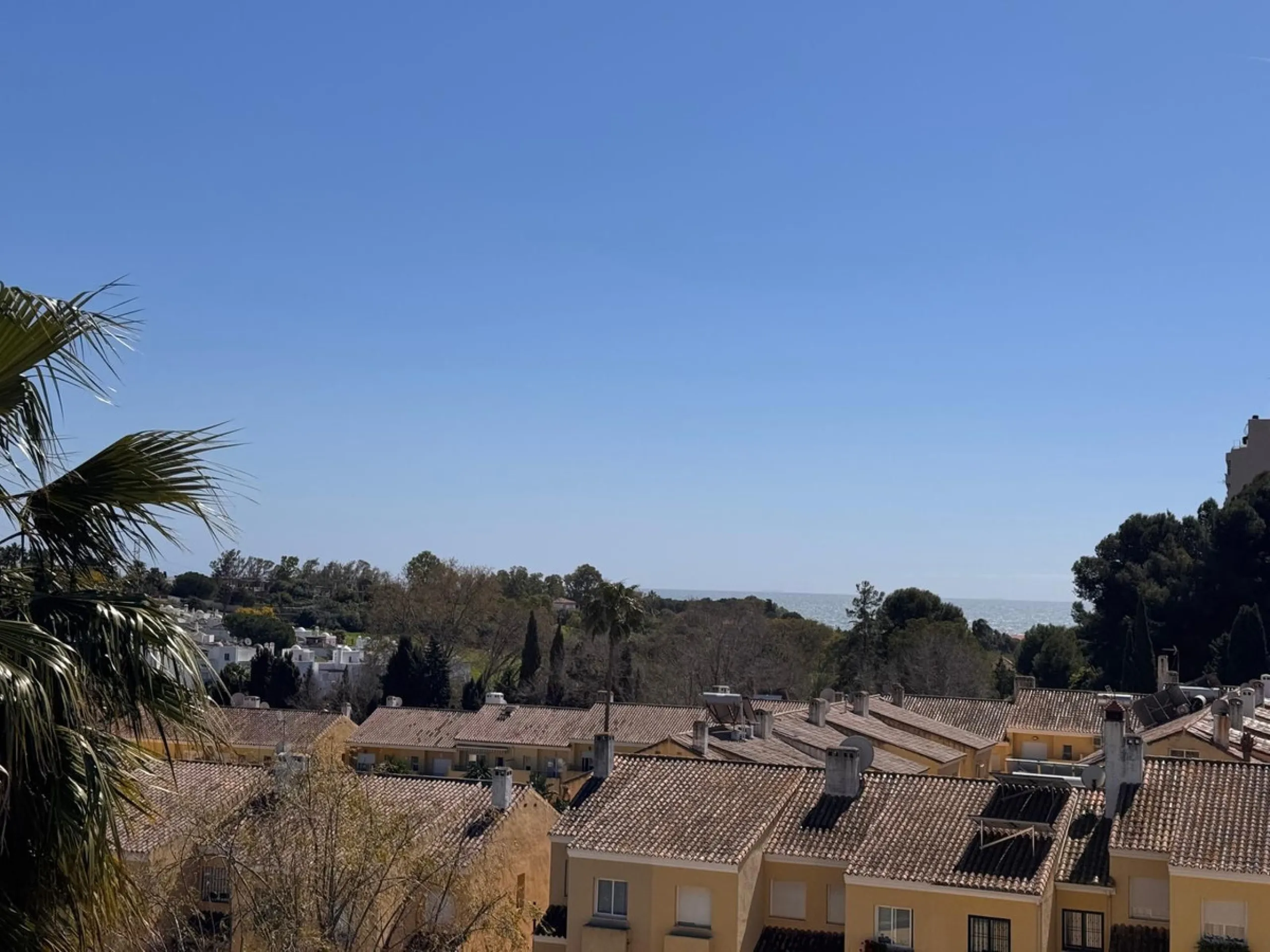 House - Detached Villa в продаже в Estepona, Málaga. В доме 4 спален и 2 ванных комнат. Площадь дома 243 м². Площадь участка 1940 м²