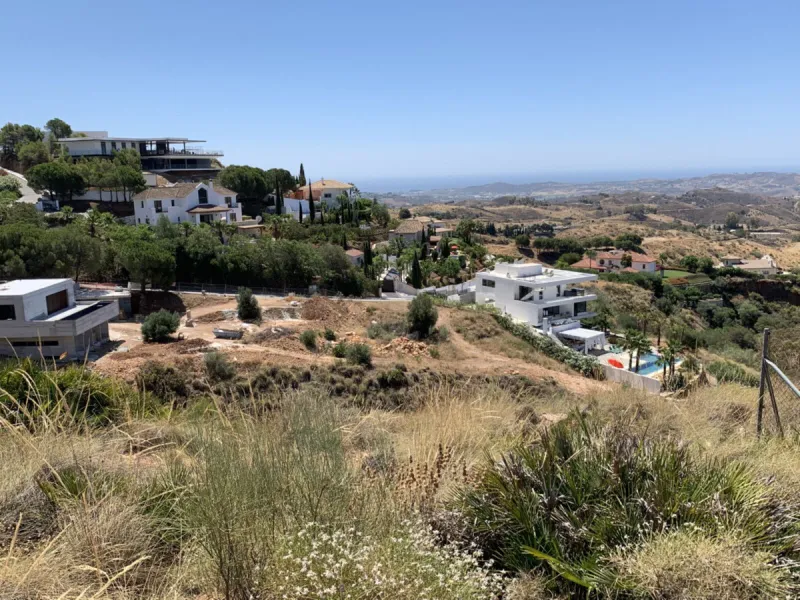This southwest-facing 1,550 m² plot offers breathtaking panoramic views over the coastline and is perfectly positioned in the prestigious Valtocado urbanization. Just 5 minutes from the vibrant and charming Mijas Pueblo, 15 minutes from the beach, 30 minu