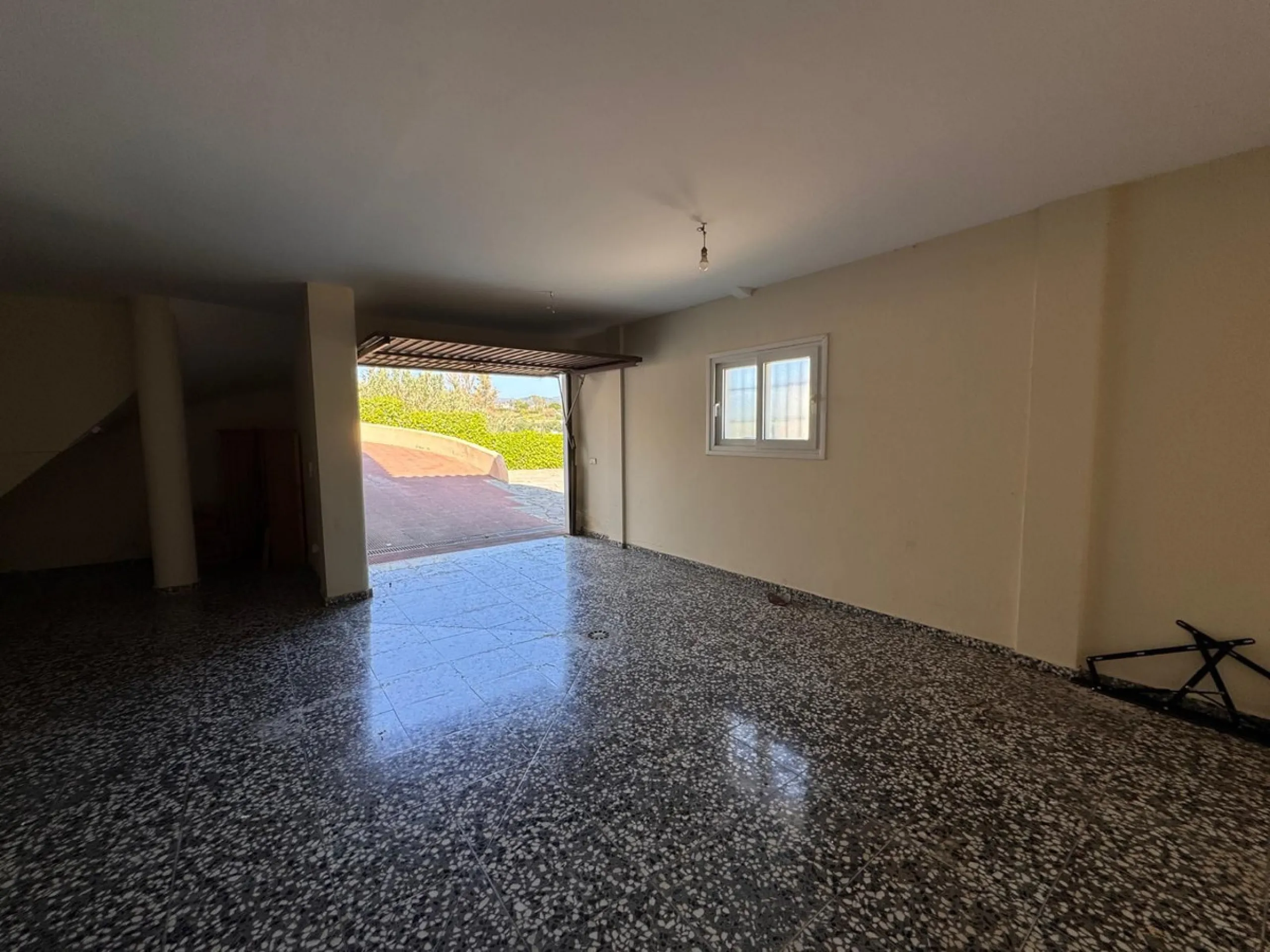 House - Detached Villa в продаже в Estepona, Málaga. В доме 4 спален и 2 ванных комнат. Площадь дома 243 м². Площадь участка 1940 м²