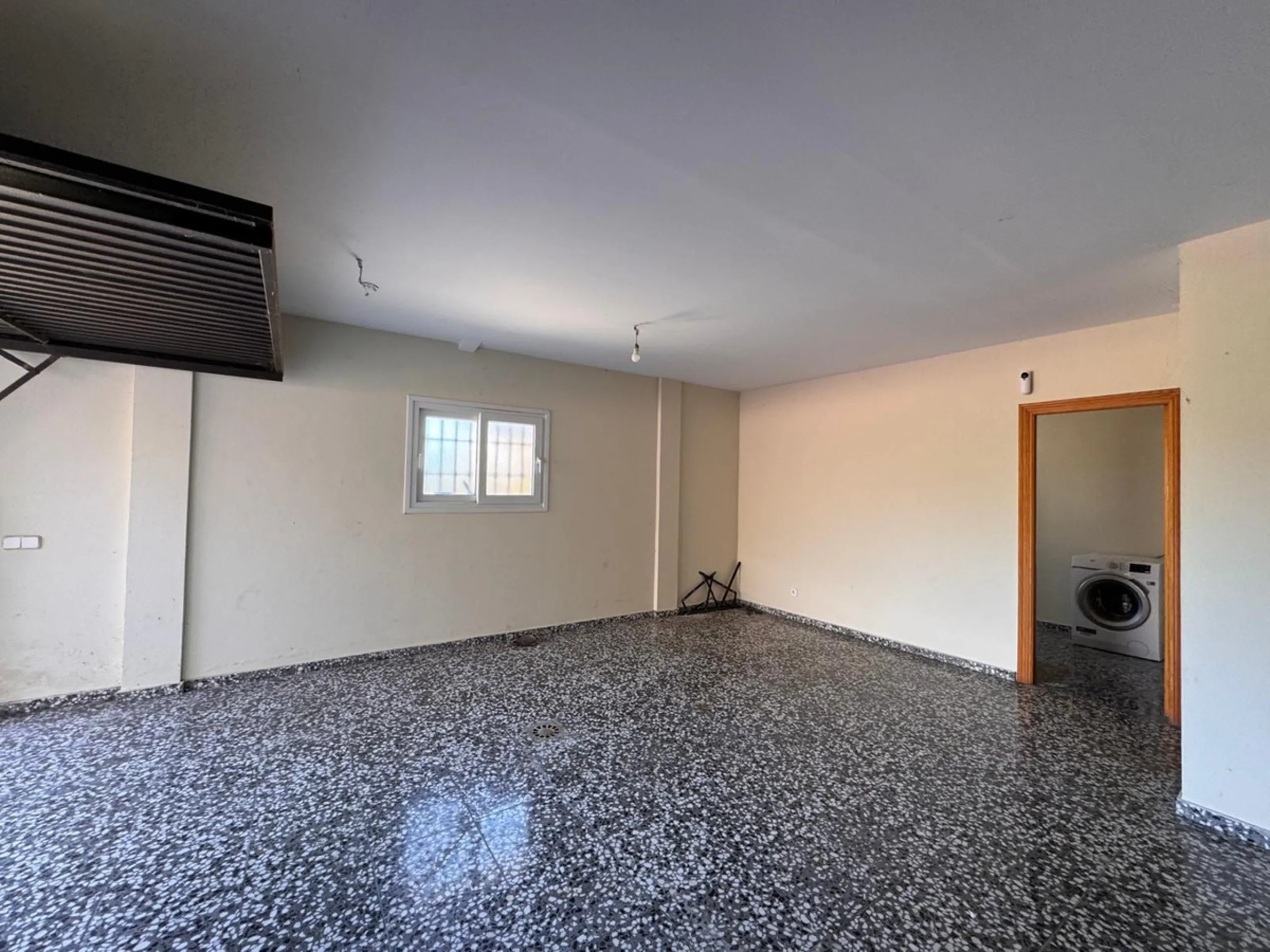 House - Detached Villa в продаже в Estepona, Málaga. В доме 4 спален и 2 ванных комнат. Площадь дома 243 м². Площадь участка 1940 м²