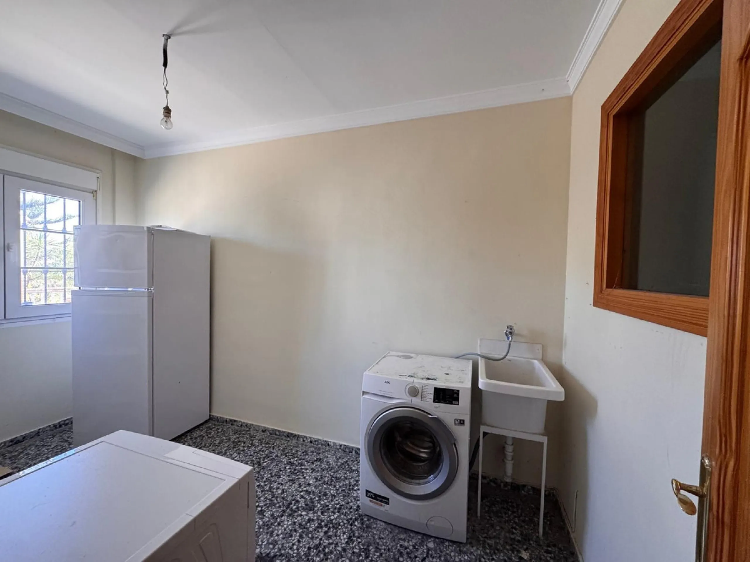 House - Detached Villa в продаже в Estepona, Málaga. В доме 4 спален и 2 ванных комнат. Площадь дома 243 м². Площадь участка 1940 м²