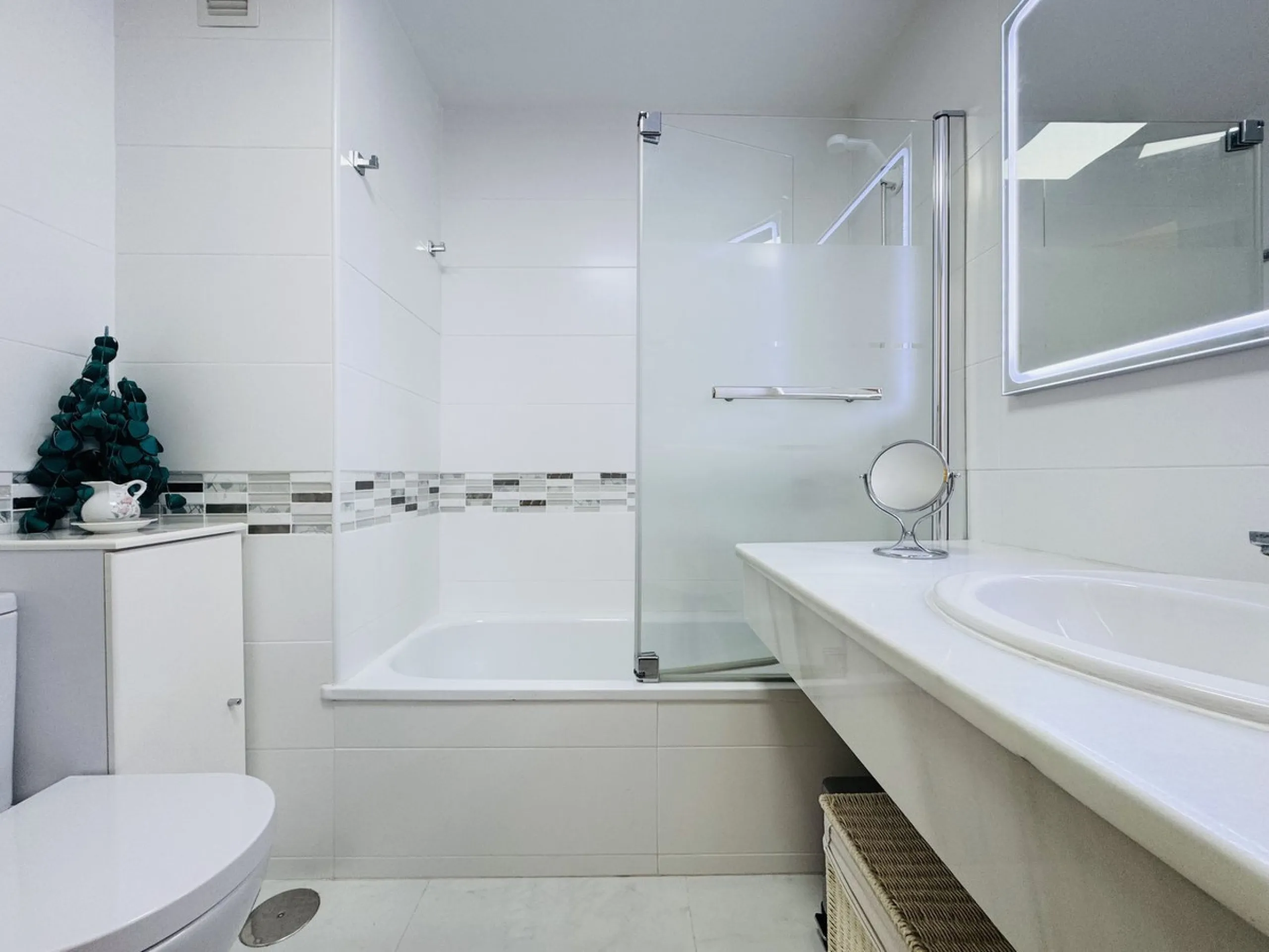 Elegant 3-Bedroom Townhouse in the Sought-After Marina de Casares.