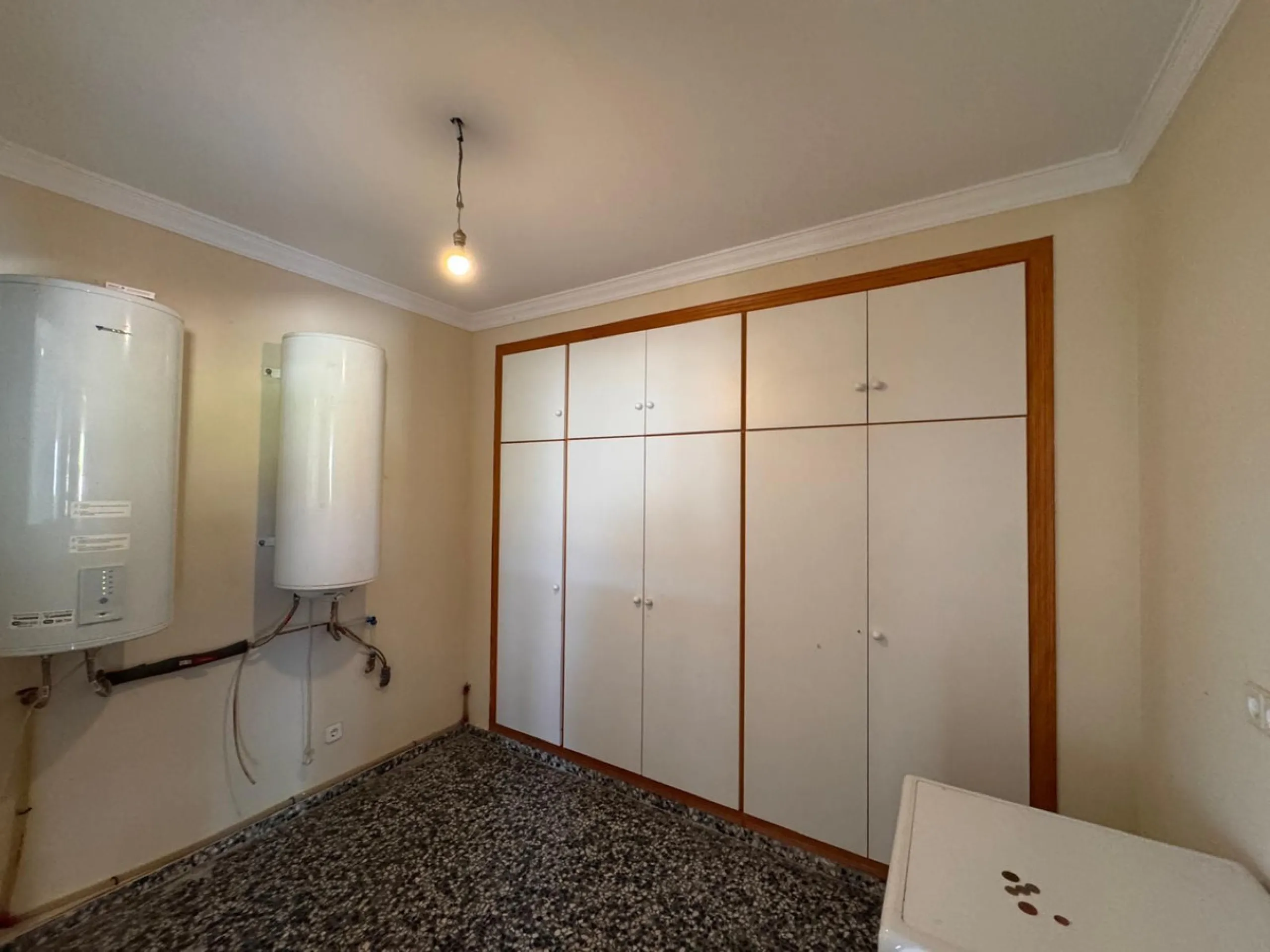 House - Detached Villa в продаже в Estepona, Málaga. В доме 4 спален и 2 ванных комнат. Площадь дома 243 м². Площадь участка 1940 м²