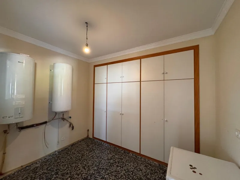House - Detached Villa в продаже в Estepona, Málaga. В доме 4 спален и 2 ванных комнат. Площадь дома 243 м². Площадь участка 1940 м²