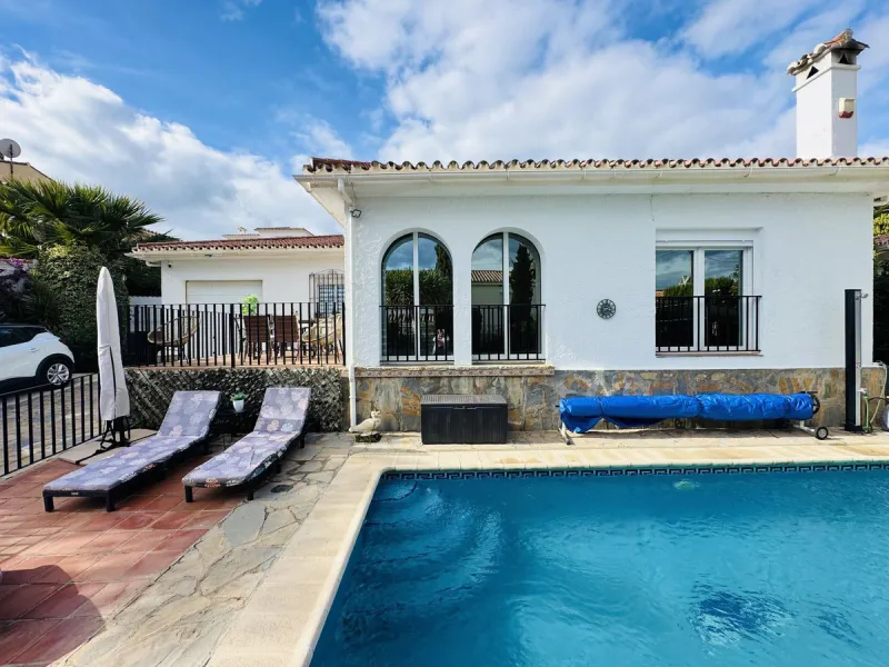 House - Detached Villa в продаже в Manilva, Málaga. В доме 4 спален и 3 ванных комнат. Площадь дома 243 м². Площадь участка 531 м²