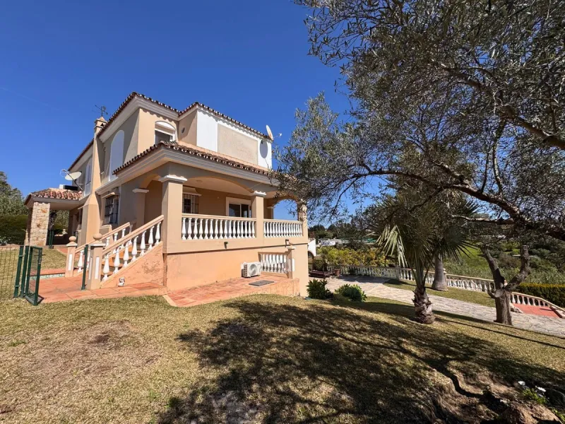 House - Detached Villa в продаже в Estepona, Málaga. В доме 4 спален и 2 ванных комнат. Площадь дома 243 м². Площадь участка 1940 м²