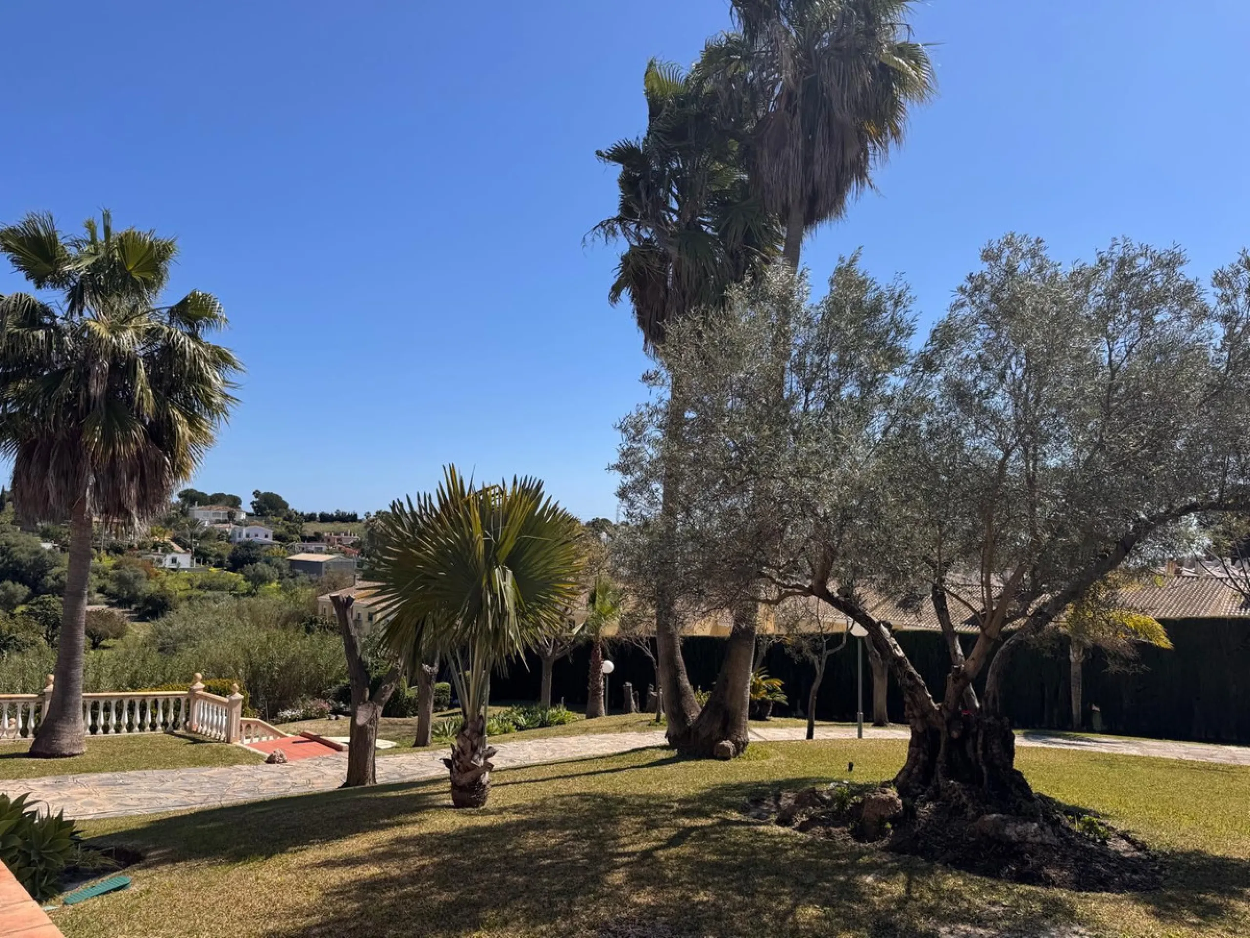 House - Detached Villa в продаже в Estepona, Málaga. В доме 4 спален и 2 ванных комнат. Площадь дома 243 м². Площадь участка 1940 м²
