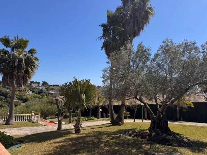 House - Detached Villa в продаже в Estepona, Málaga. В доме 4 спален и 2 ванных комнат. Площадь дома 243 м². Площадь участка 1940 м²