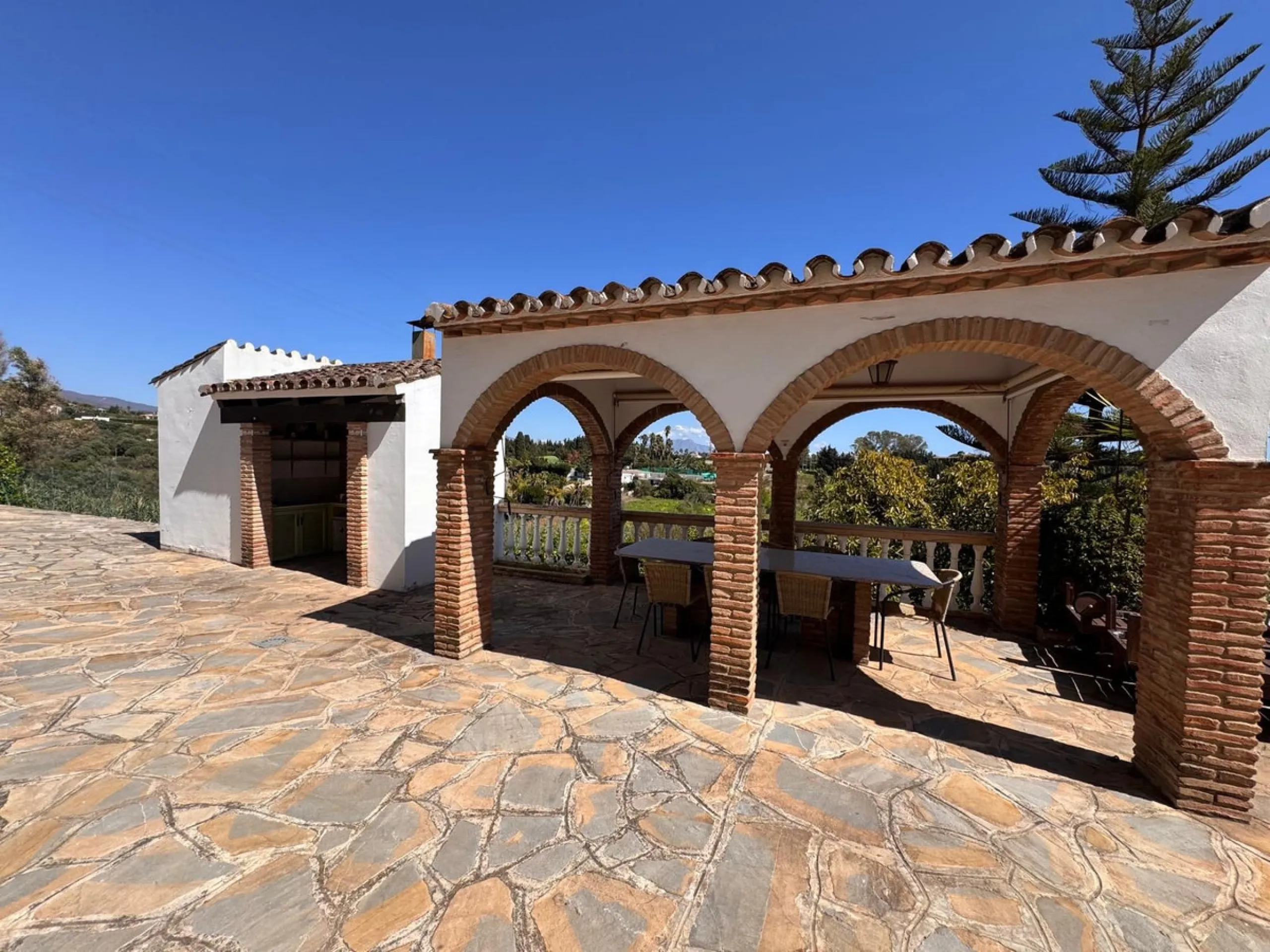 House - Detached Villa в продаже в Estepona, Málaga. В доме 4 спален и 2 ванных комнат. Площадь дома 243 м². Площадь участка 1940 м²
