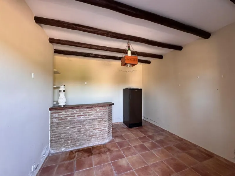 House - Detached Villa в продаже в Estepona, Málaga. В доме 4 спален и 2 ванных комнат. Площадь дома 243 м². Площадь участка 1940 м²