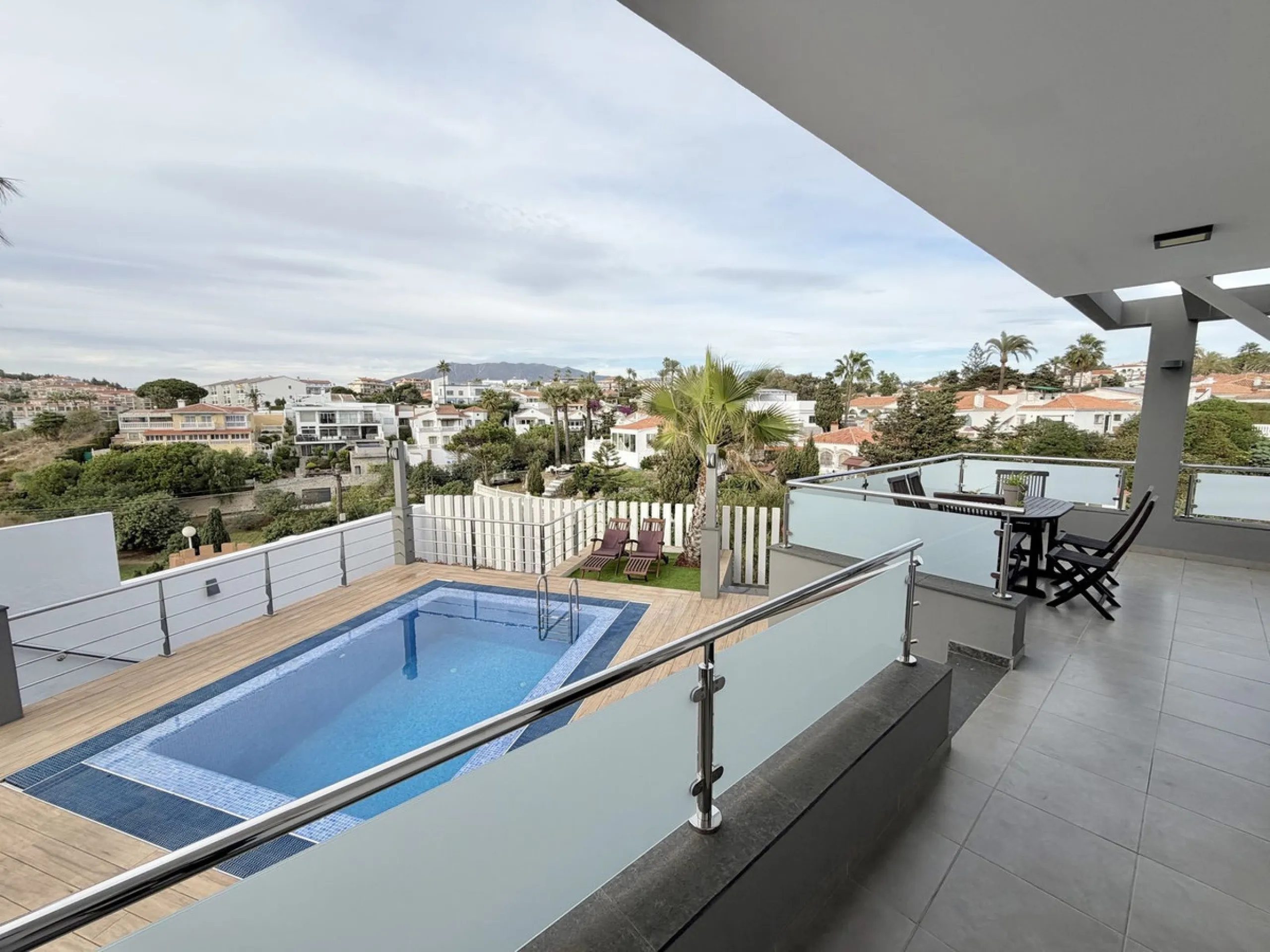 This magnificent detached villa combines spaciousness, functionality, and elegance in a peaceful residential setting. Built on a 295 m² plot, it offers a comfortable and bright layout, ideal for enjoying both indoor and outdoor living throughout the year.