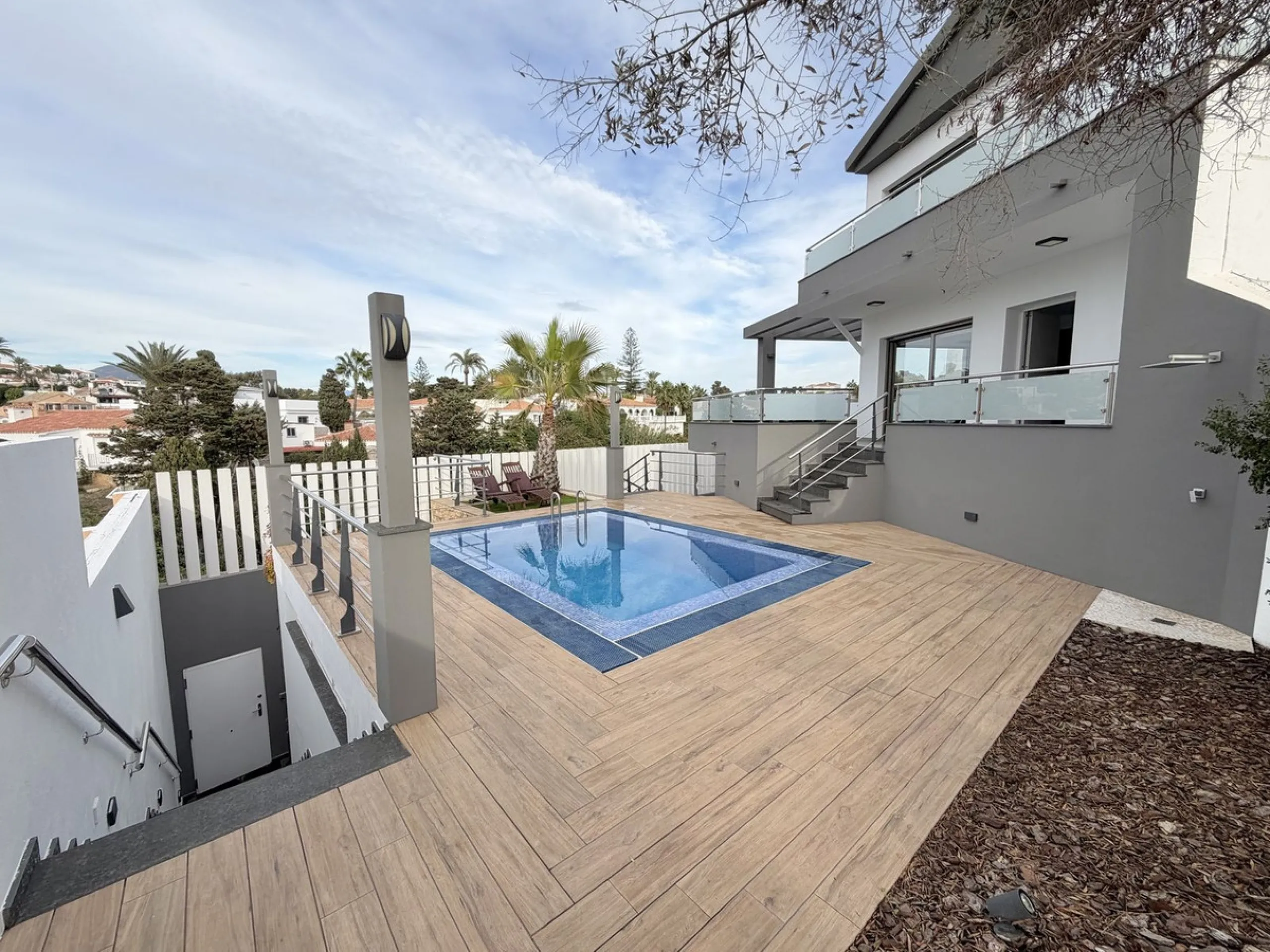 This magnificent detached villa combines spaciousness, functionality, and elegance in a peaceful residential setting. Built on a 295 m² plot, it offers a comfortable and bright layout, ideal for enjoying both indoor and outdoor living throughout the year.