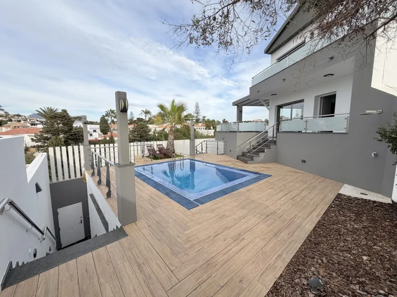 This magnificent detached villa combines spaciousness, functionality, and elegance in a peaceful residential setting. Built on a 295 m² plot, it offers a comfortable and bright layout, ideal for enjoying both indoor and outdoor living throughout the year.
