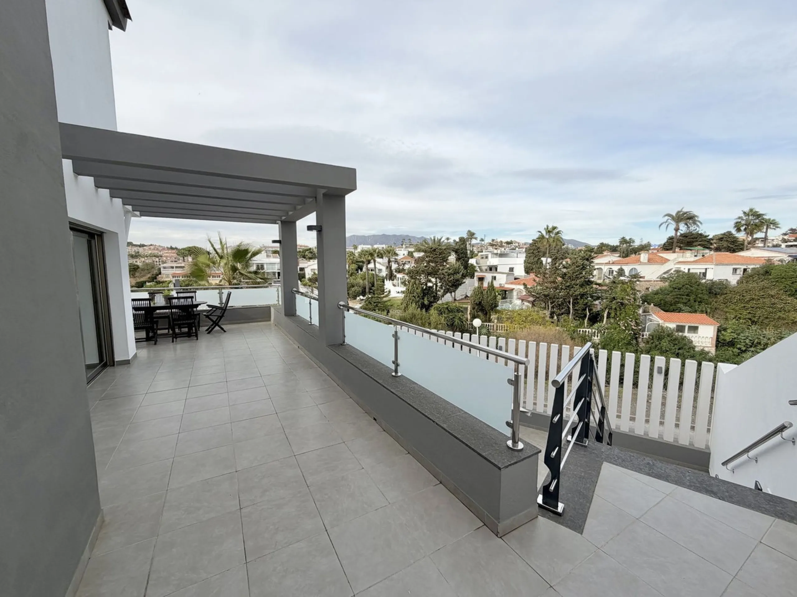 This magnificent detached villa combines spaciousness, functionality, and elegance in a peaceful residential setting. Built on a 295 m² plot, it offers a comfortable and bright layout, ideal for enjoying both indoor and outdoor living throughout the year.
