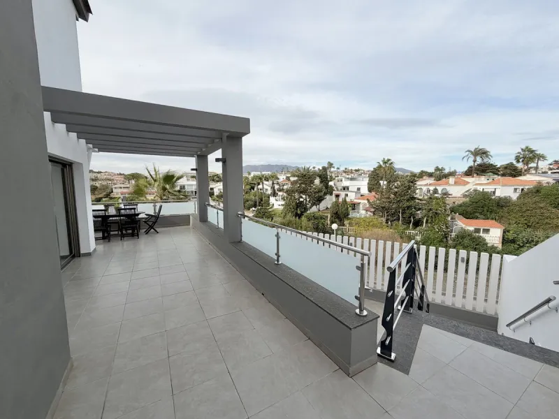 This magnificent detached villa combines spaciousness, functionality, and elegance in a peaceful residential setting. Built on a 295 m² plot, it offers a comfortable and bright layout, ideal for enjoying both indoor and outdoor living throughout the year.