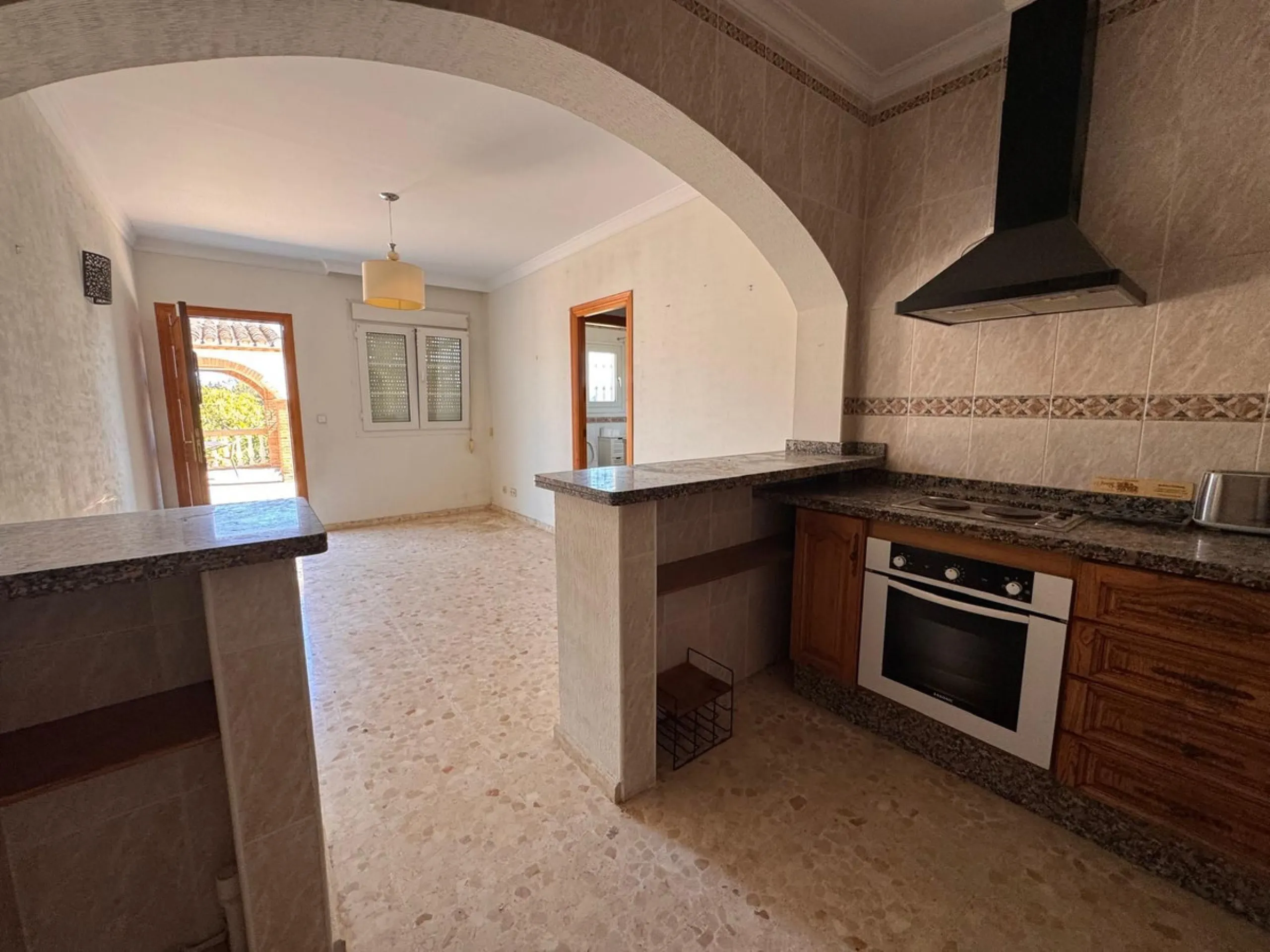 House - Detached Villa в продаже в Estepona, Málaga. В доме 4 спален и 2 ванных комнат. Площадь дома 243 м². Площадь участка 1940 м²