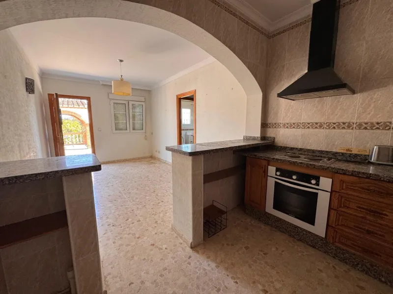 House - Detached Villa в продаже в Estepona, Málaga. В доме 4 спален и 2 ванных комнат. Площадь дома 243 м². Площадь участка 1940 м²