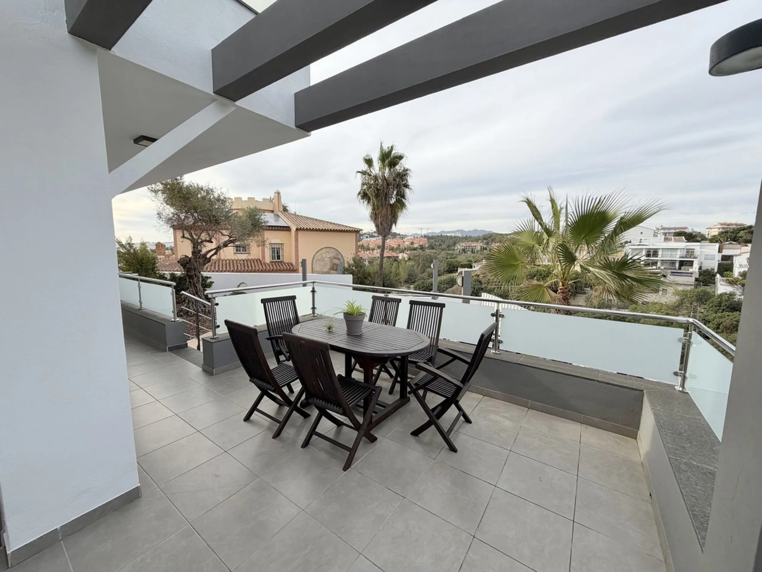 This magnificent detached villa combines spaciousness, functionality, and elegance in a peaceful residential setting. Built on a 295 m² plot, it offers a comfortable and bright layout, ideal for enjoying both indoor and outdoor living throughout the year.