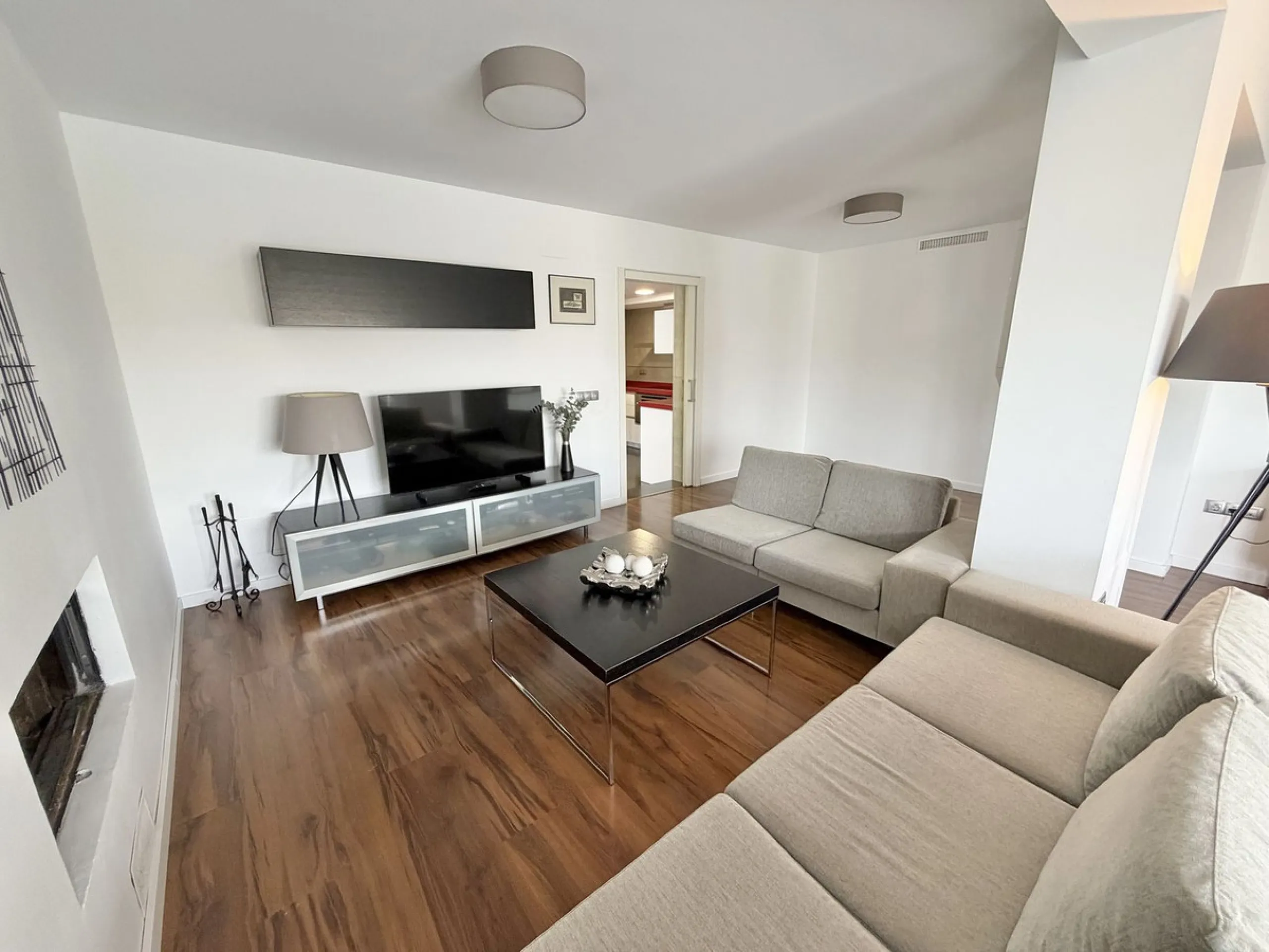 This magnificent detached villa combines spaciousness, functionality, and elegance in a peaceful residential setting. Built on a 295 m² plot, it offers a comfortable and bright layout, ideal for enjoying both indoor and outdoor living throughout the year.