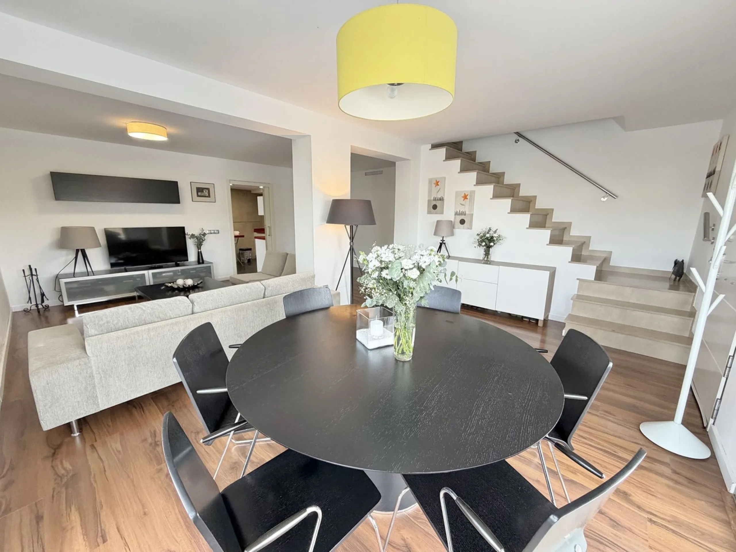 This magnificent detached villa combines spaciousness, functionality, and elegance in a peaceful residential setting. Built on a 295 m² plot, it offers a comfortable and bright layout, ideal for enjoying both indoor and outdoor living throughout the year.