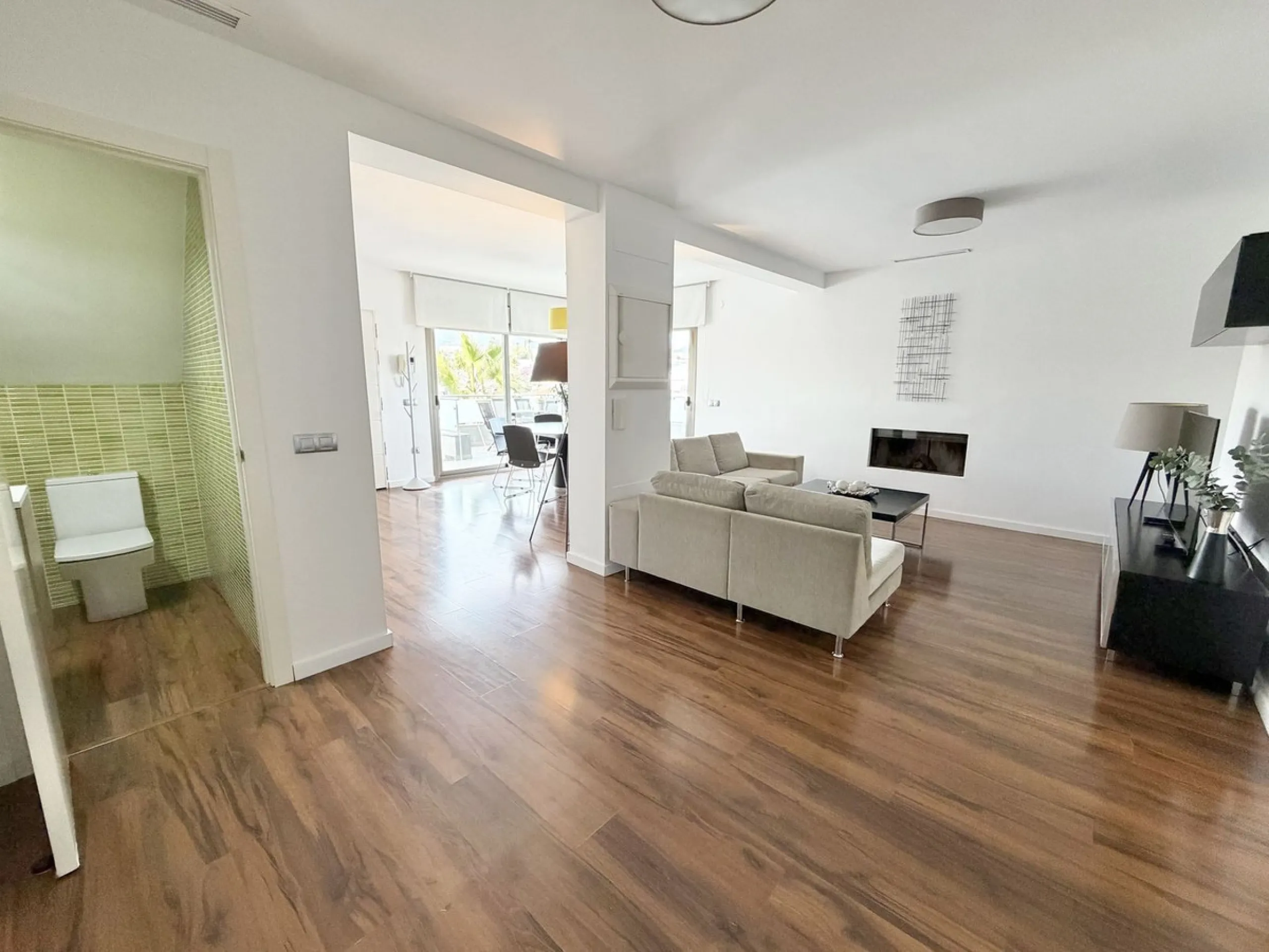 This magnificent detached villa combines spaciousness, functionality, and elegance in a peaceful residential setting. Built on a 295 m² plot, it offers a comfortable and bright layout, ideal for enjoying both indoor and outdoor living throughout the year.