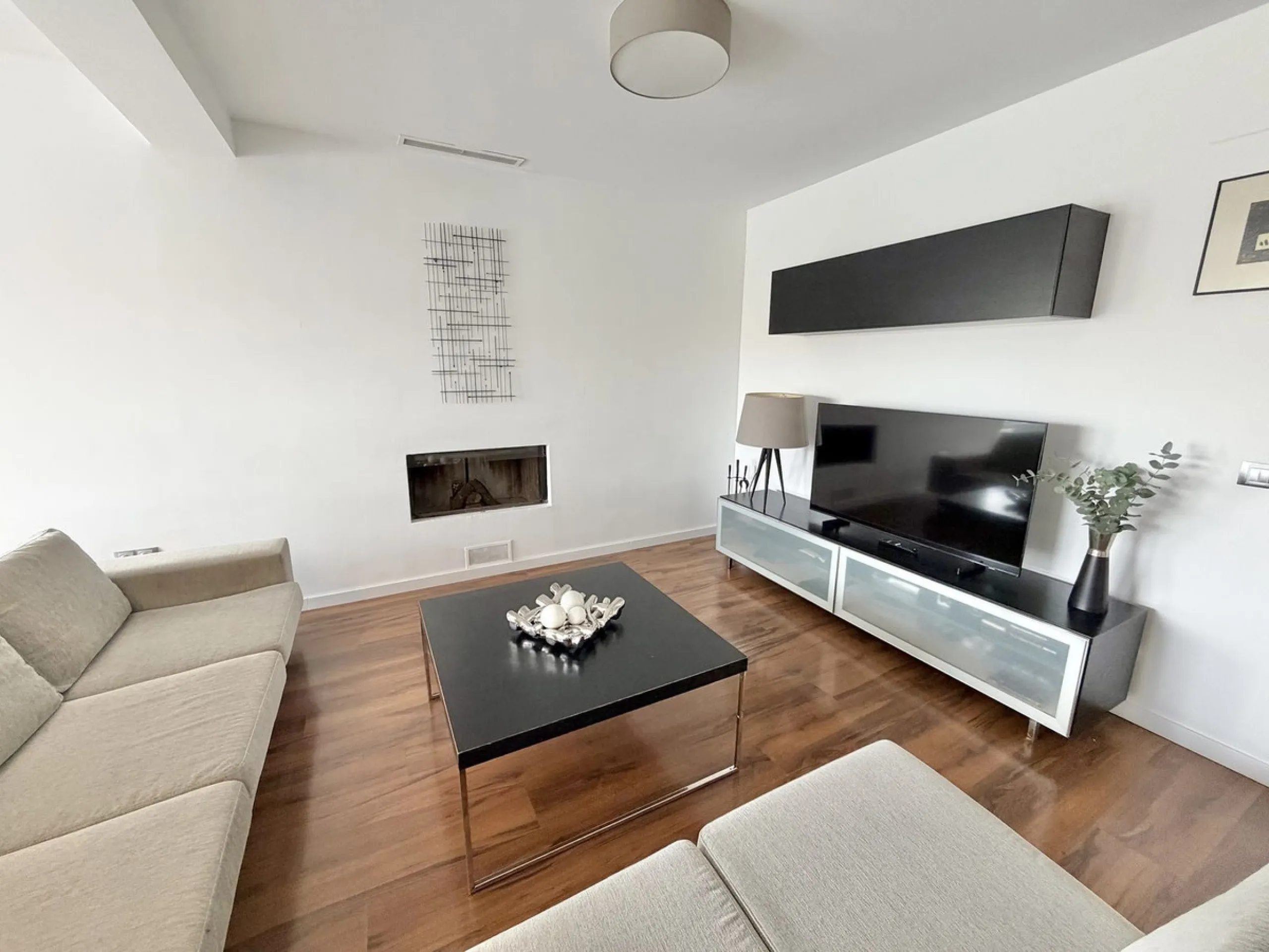 This magnificent detached villa combines spaciousness, functionality, and elegance in a peaceful residential setting. Built on a 295 m² plot, it offers a comfortable and bright layout, ideal for enjoying both indoor and outdoor living throughout the year.