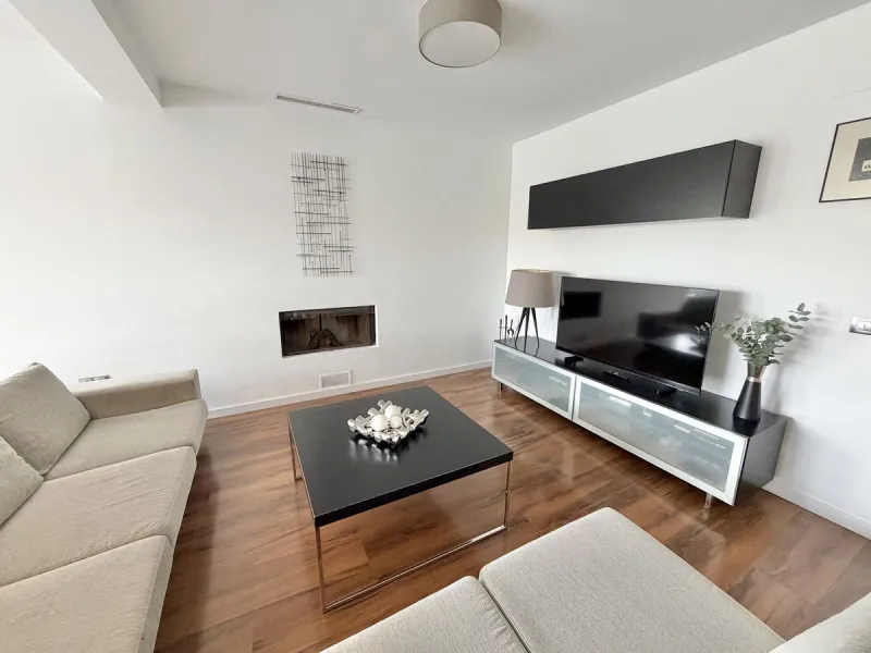 This magnificent detached villa combines spaciousness, functionality, and elegance in a peaceful residential setting. Built on a 295 m² plot, it offers a comfortable and bright layout, ideal for enjoying both indoor and outdoor living throughout the year.