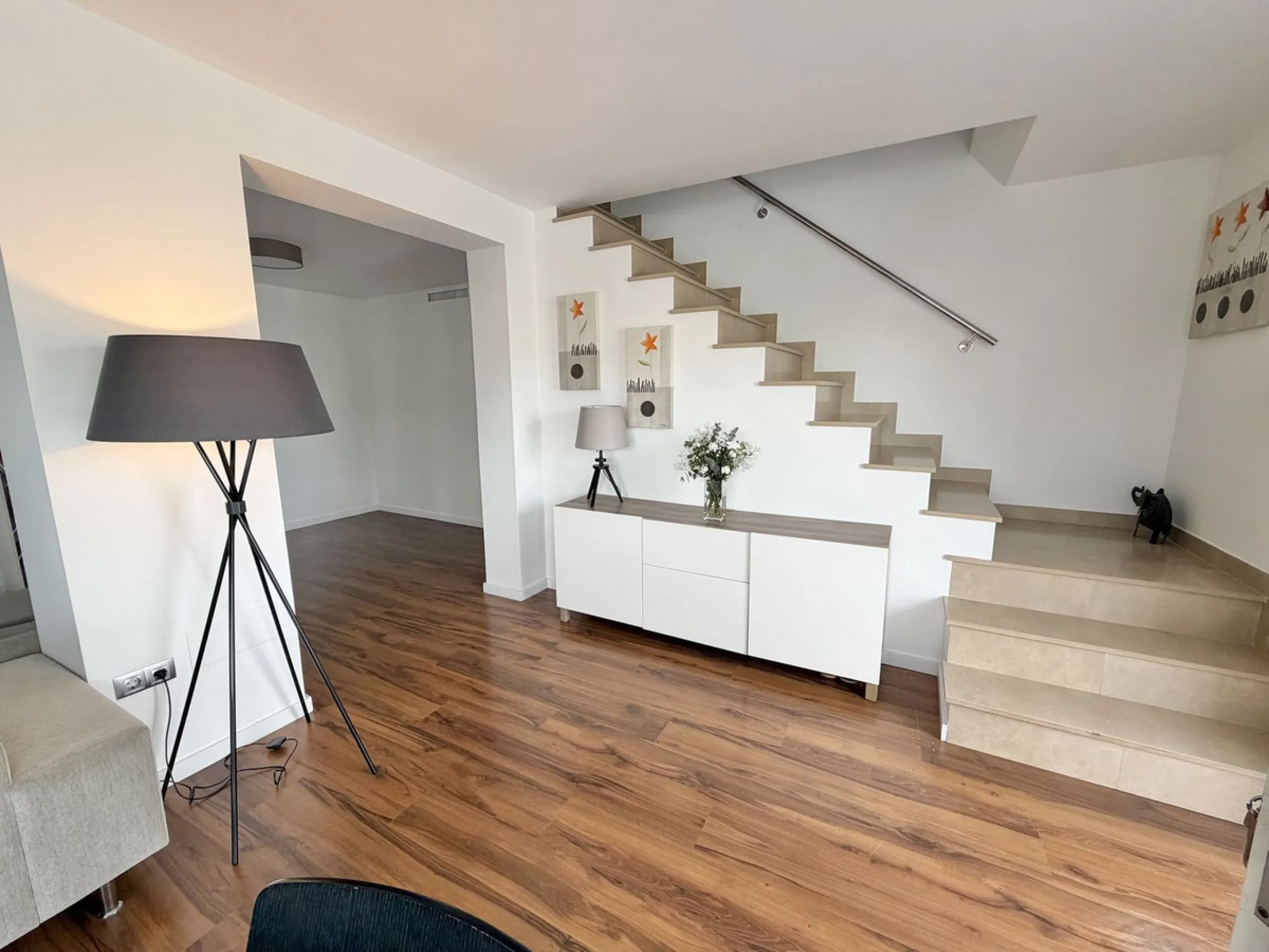 This magnificent detached villa combines spaciousness, functionality, and elegance in a peaceful residential setting. Built on a 295 m² plot, it offers a comfortable and bright layout, ideal for enjoying both indoor and outdoor living throughout the year.