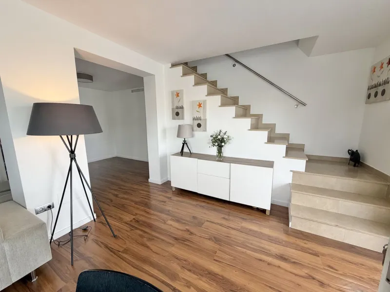 This magnificent detached villa combines spaciousness, functionality, and elegance in a peaceful residential setting. Built on a 295 m² plot, it offers a comfortable and bright layout, ideal for enjoying both indoor and outdoor living throughout the year.