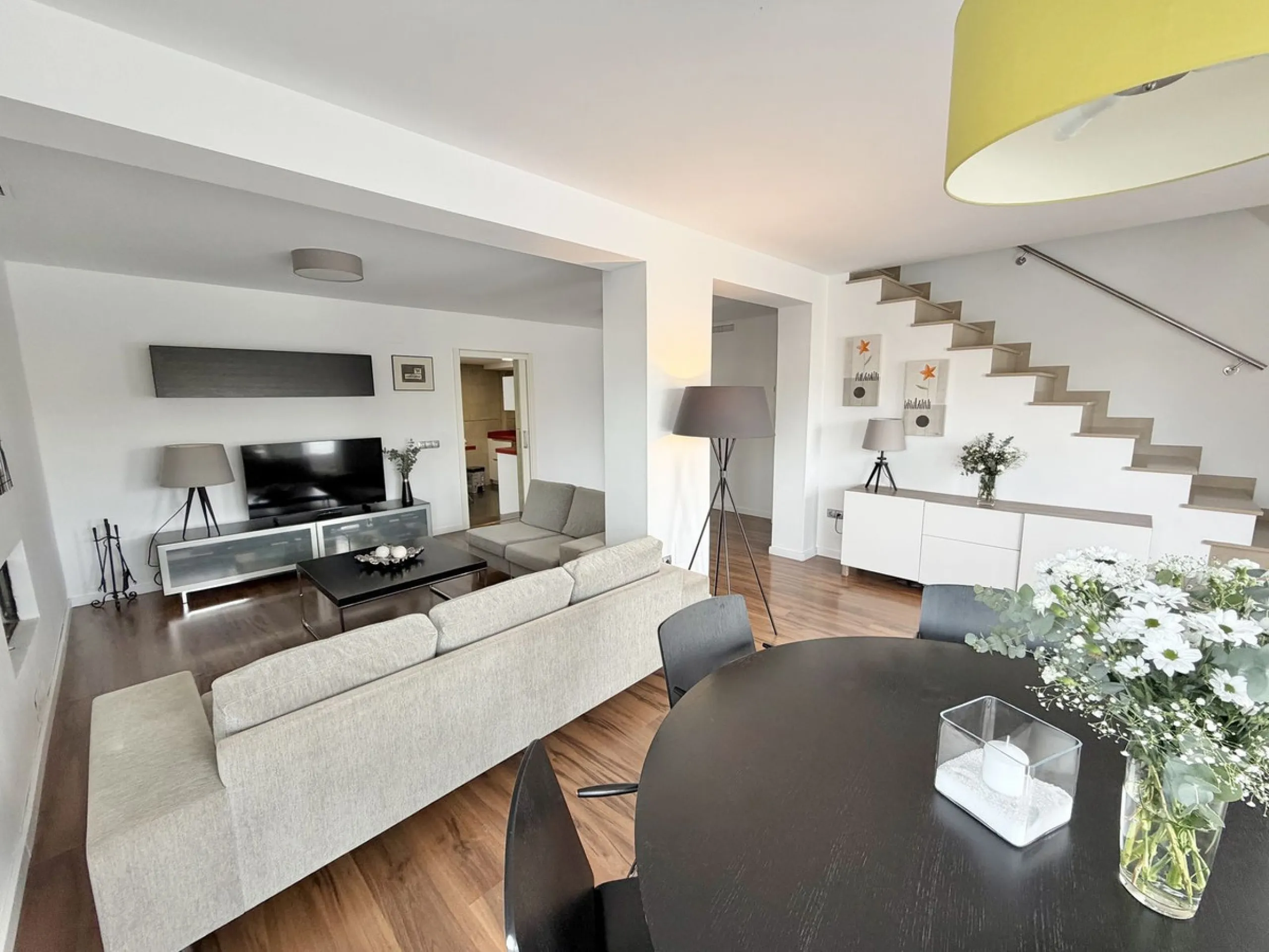 This magnificent detached villa combines spaciousness, functionality, and elegance in a peaceful residential setting. Built on a 295 m² plot, it offers a comfortable and bright layout, ideal for enjoying both indoor and outdoor living throughout the year.