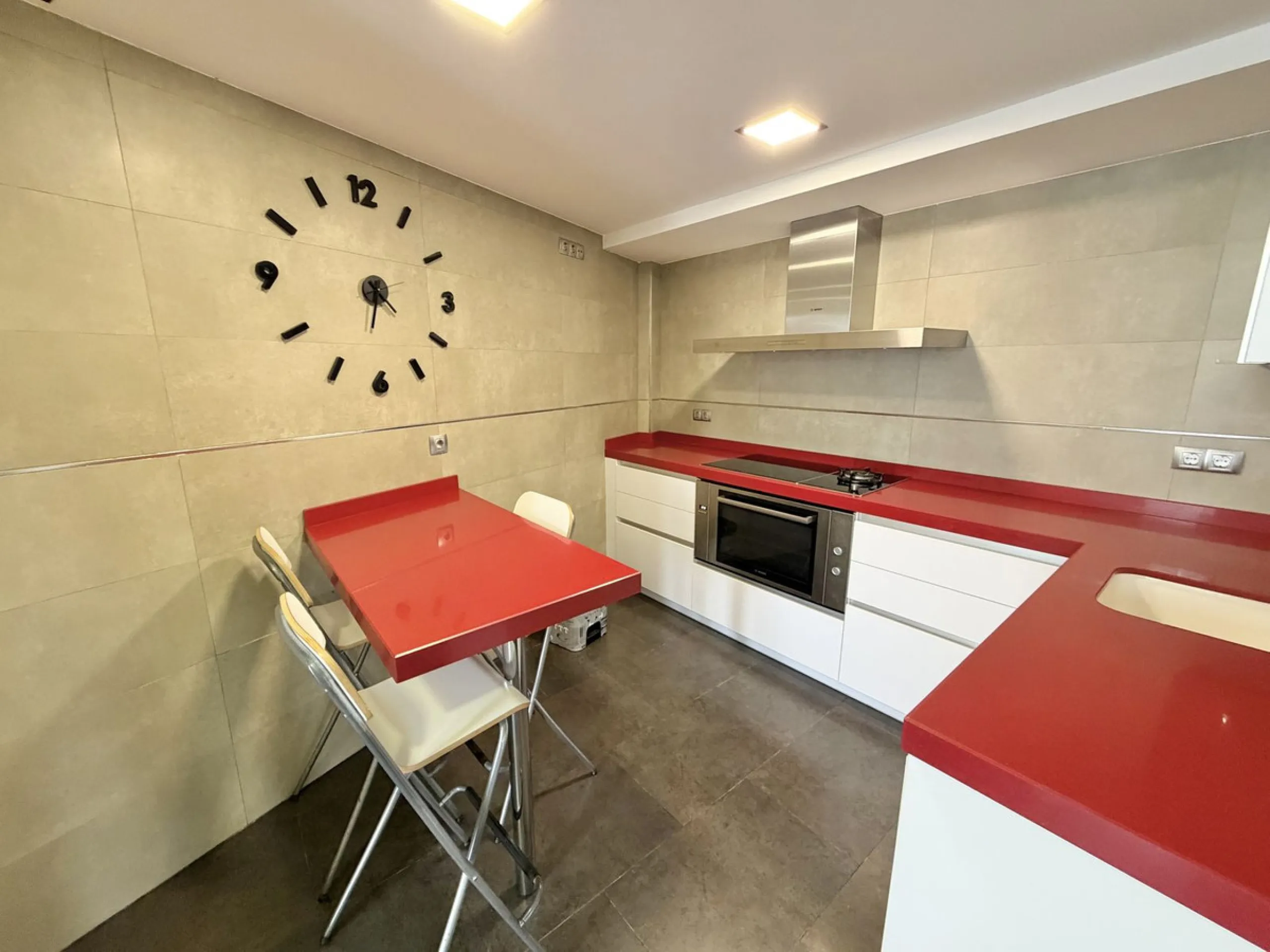 This magnificent detached villa combines spaciousness, functionality, and elegance in a peaceful residential setting. Built on a 295 m² plot, it offers a comfortable and bright layout, ideal for enjoying both indoor and outdoor living throughout the year.