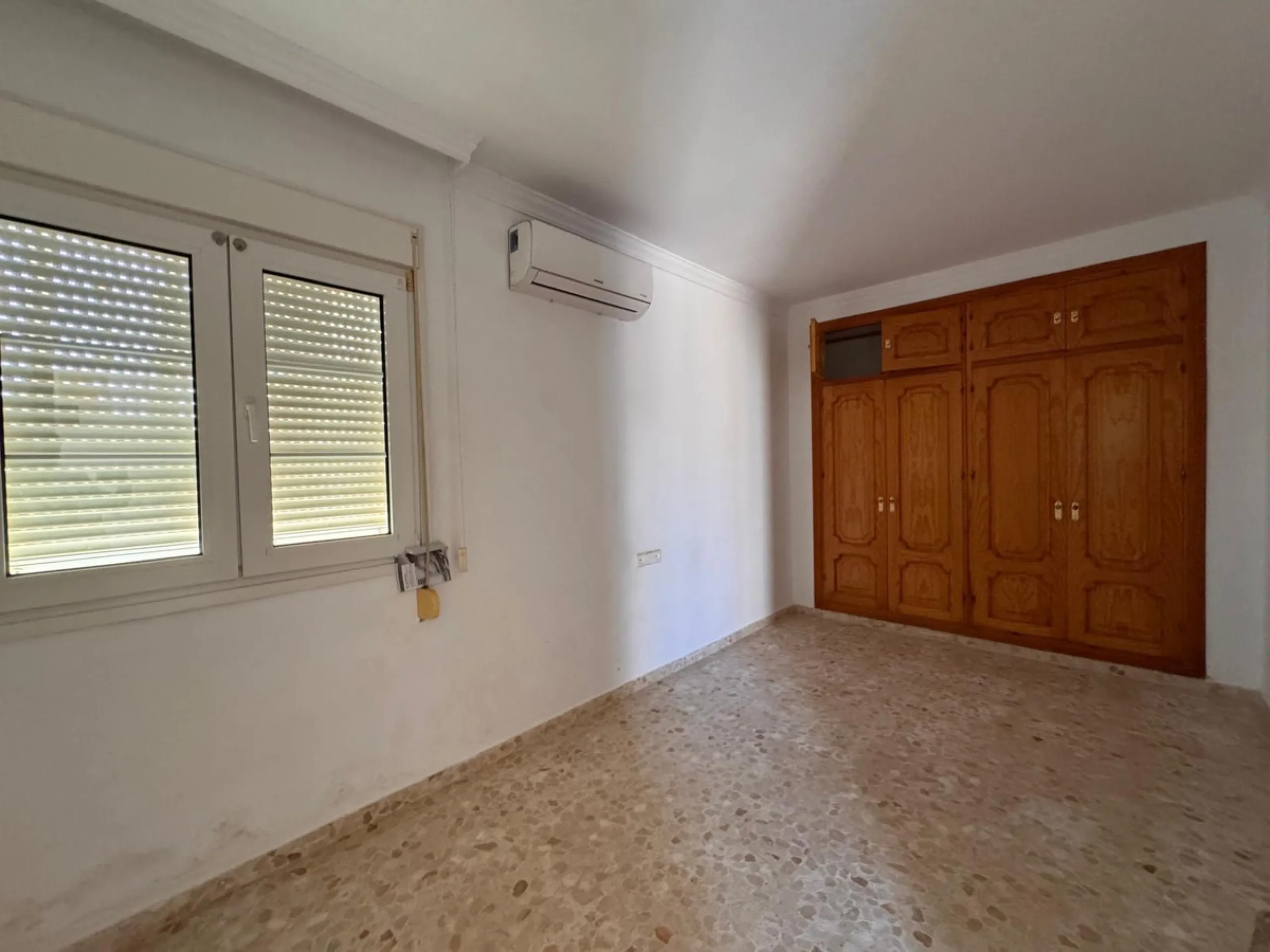House - Detached Villa в продаже в Estepona, Málaga. В доме 4 спален и 2 ванных комнат. Площадь дома 243 м². Площадь участка 1940 м²