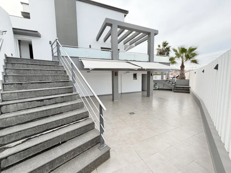 This magnificent detached villa combines spaciousness, functionality, and elegance in a peaceful residential setting. Built on a 295 m² plot, it offers a comfortable and bright layout, ideal for enjoying both indoor and outdoor living throughout the year.