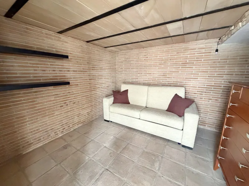 This magnificent detached villa combines spaciousness, functionality, and elegance in a peaceful residential setting. Built on a 295 m² plot, it offers a comfortable and bright layout, ideal for enjoying both indoor and outdoor living throughout the year.