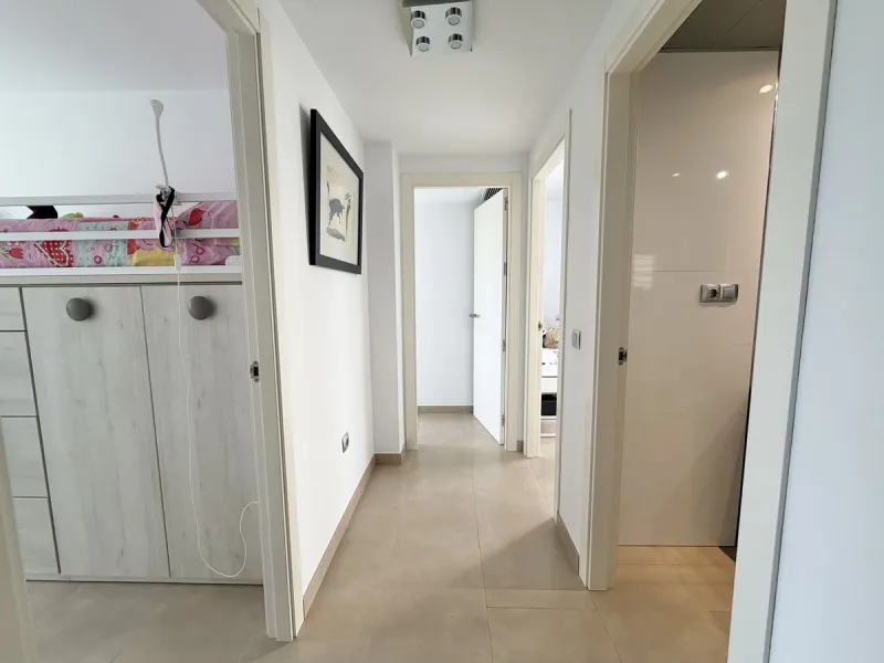 This magnificent detached villa combines spaciousness, functionality, and elegance in a peaceful residential setting. Built on a 295 m² plot, it offers a comfortable and bright layout, ideal for enjoying both indoor and outdoor living throughout the year.